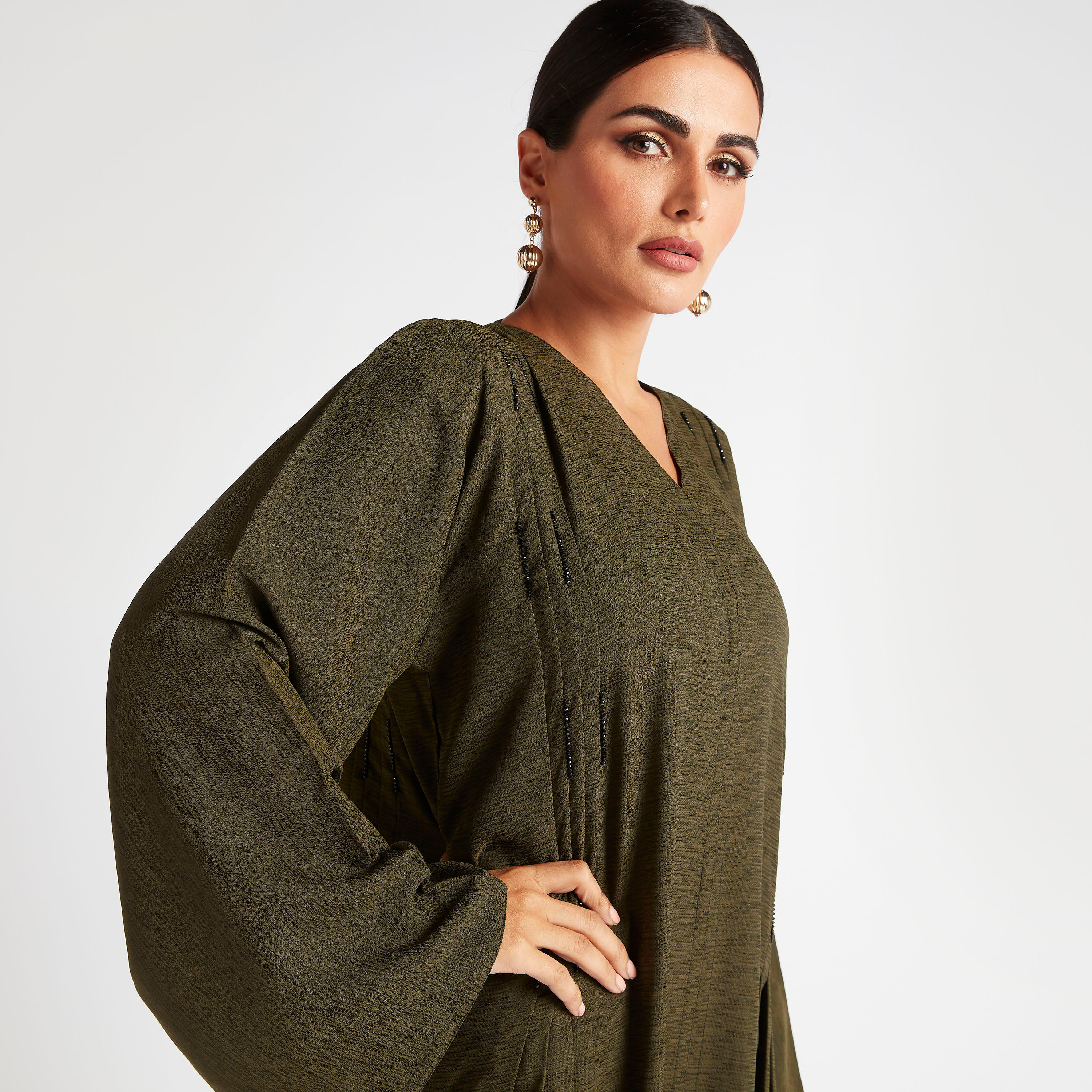عباية مكشكشة بتزيّنات أمامية من عبايات-women-arabicclothing-abayas-image-2