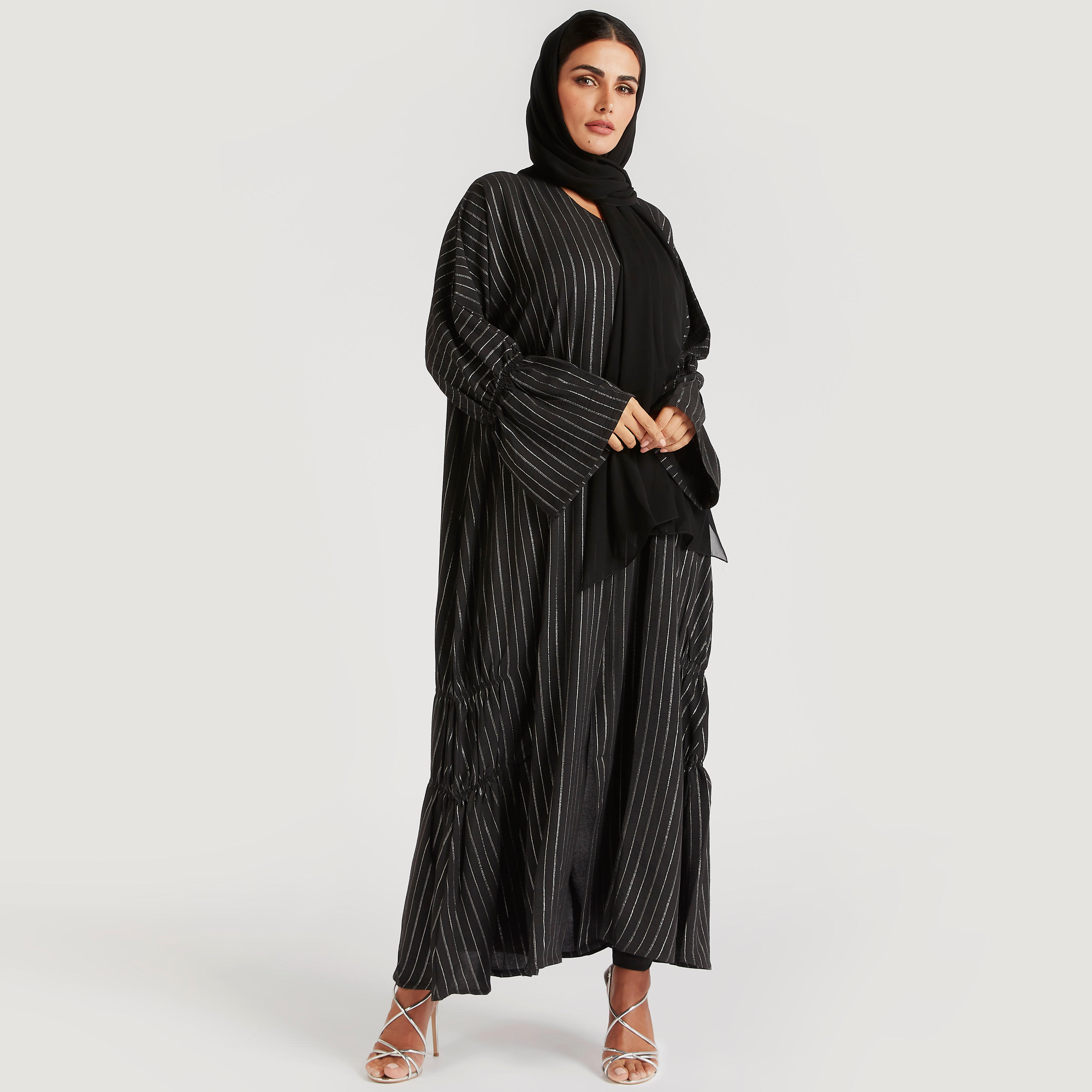 عباية مفتوحة من الأمام مخططة بأطراف جانبيّة مجمعة-women-arabicclothing-abayas-image-6