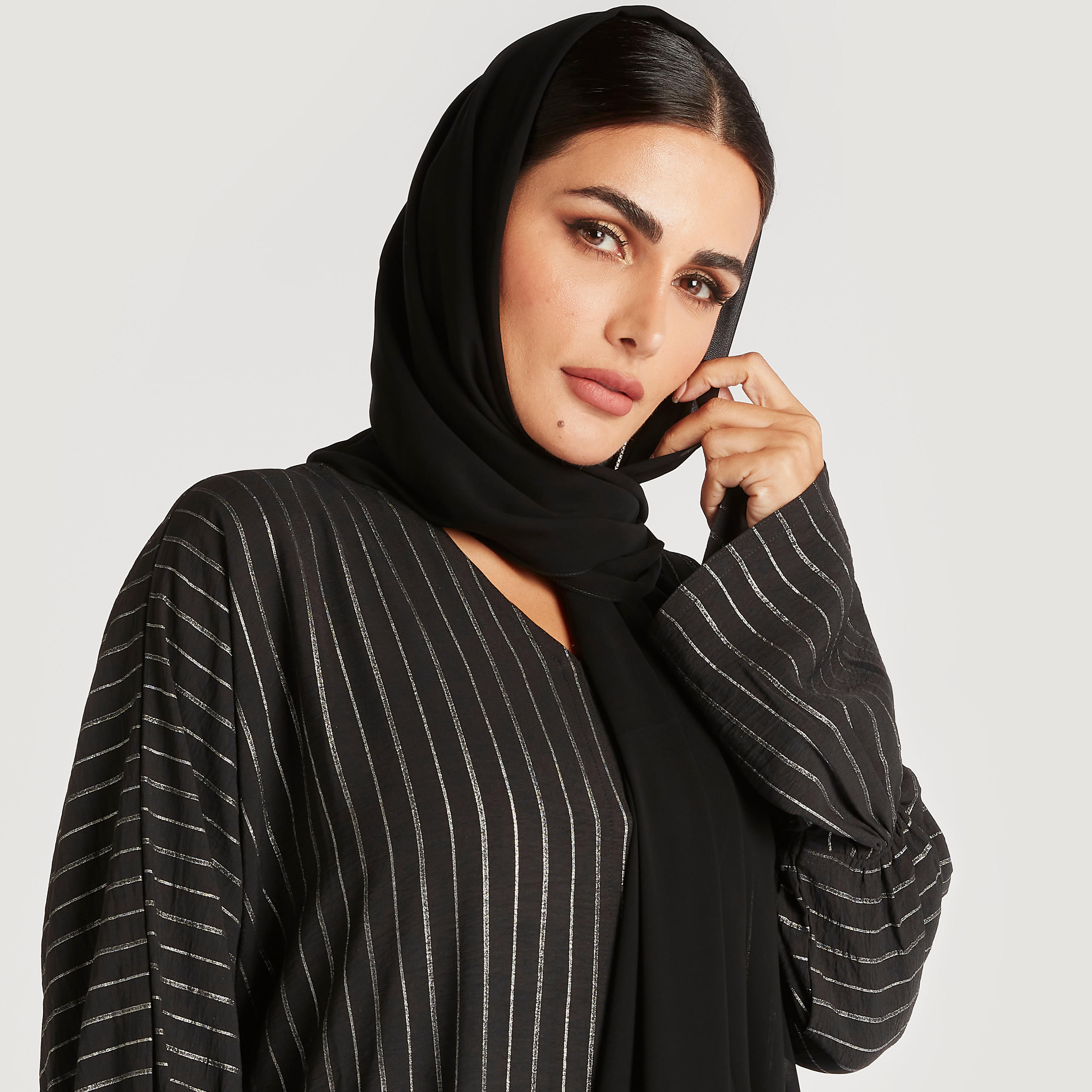 عباية مفتوحة من الأمام مخططة بأطراف جانبيّة مجمعة-women-arabicclothing-abayas-image-5