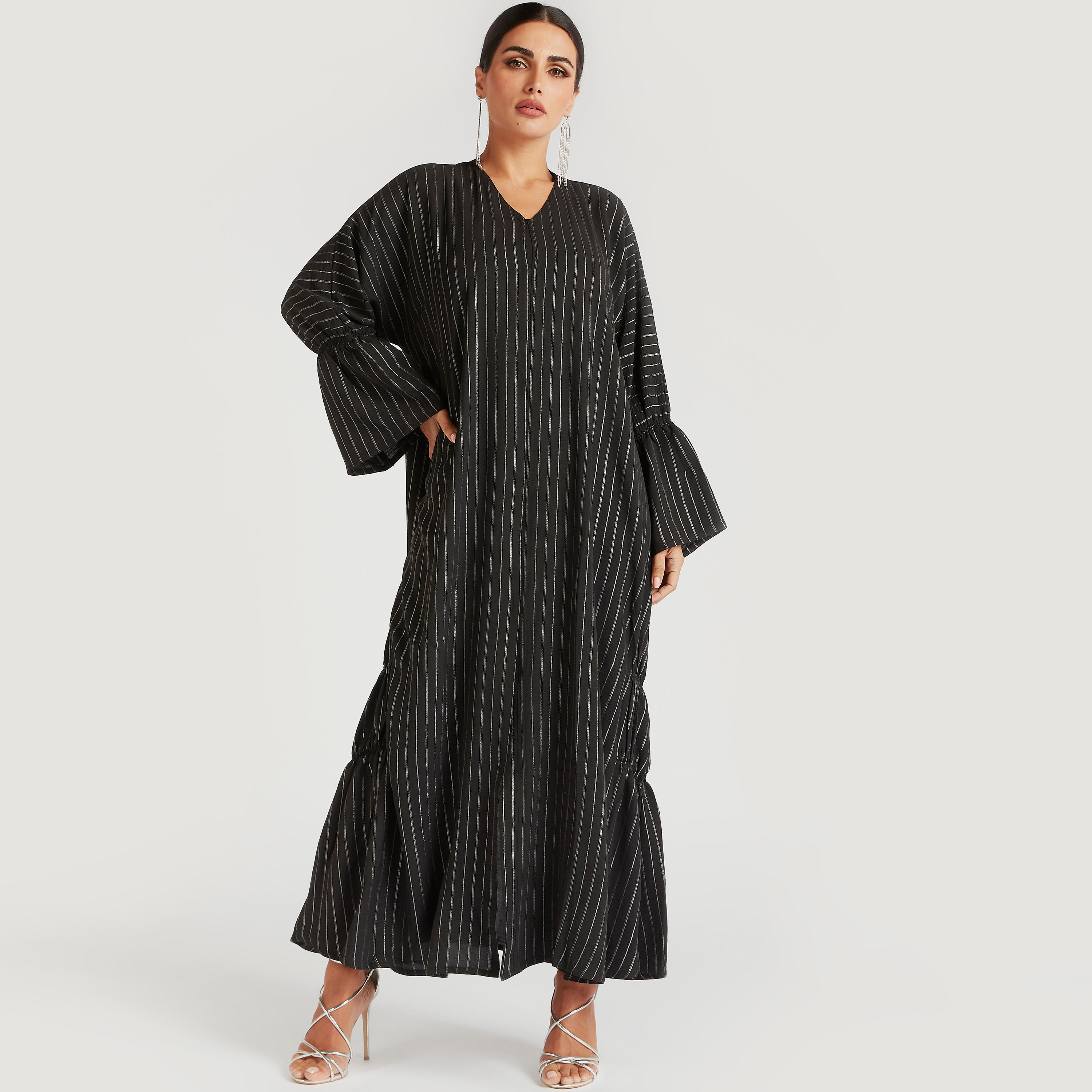 عباية مفتوحة من الأمام مخططة بأطراف جانبيّة مجمعة-women-arabicclothing-abayas-image-4