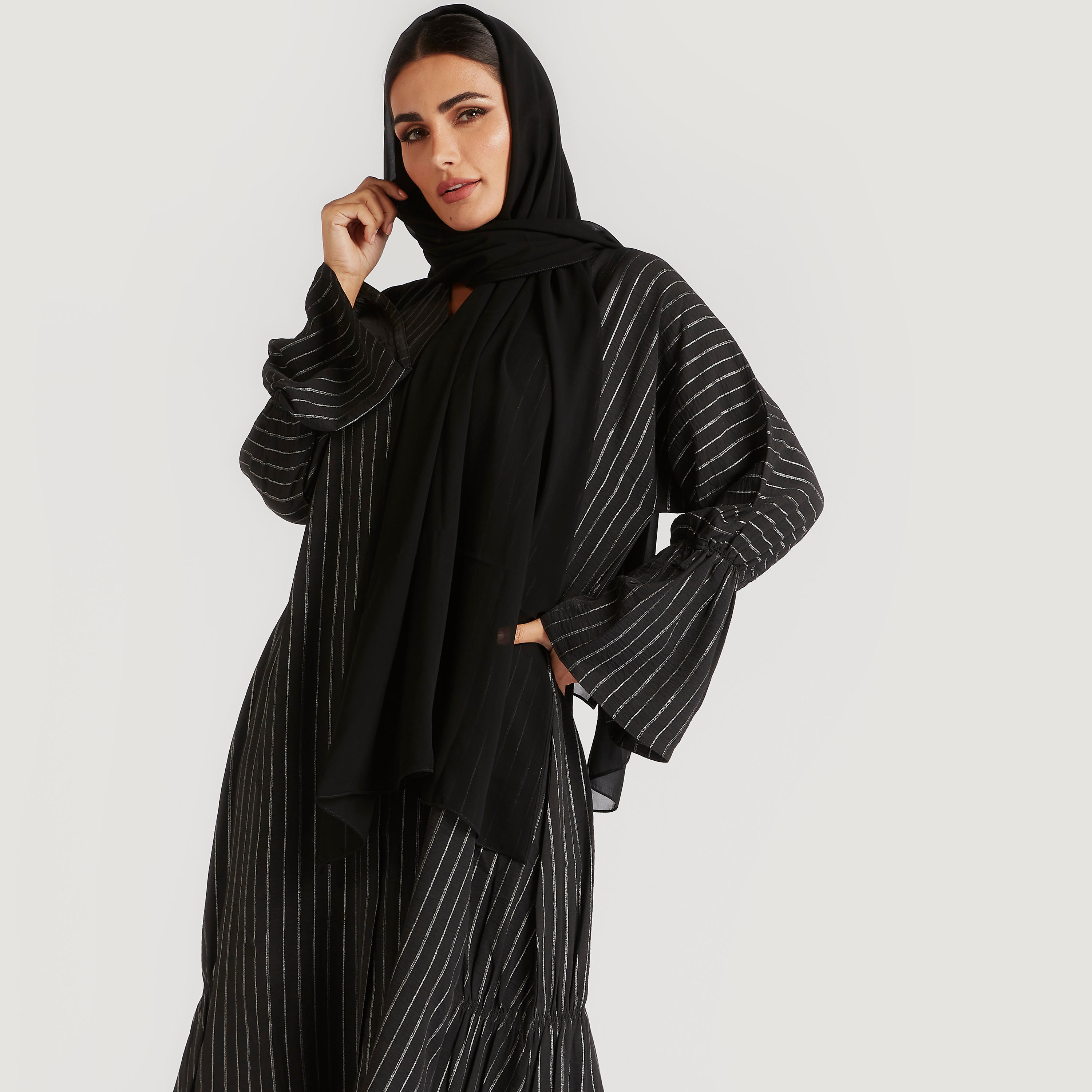 عباية مفتوحة من الأمام مخططة بأطراف جانبيّة مجمعة-women-arabicclothing-abayas-image-2