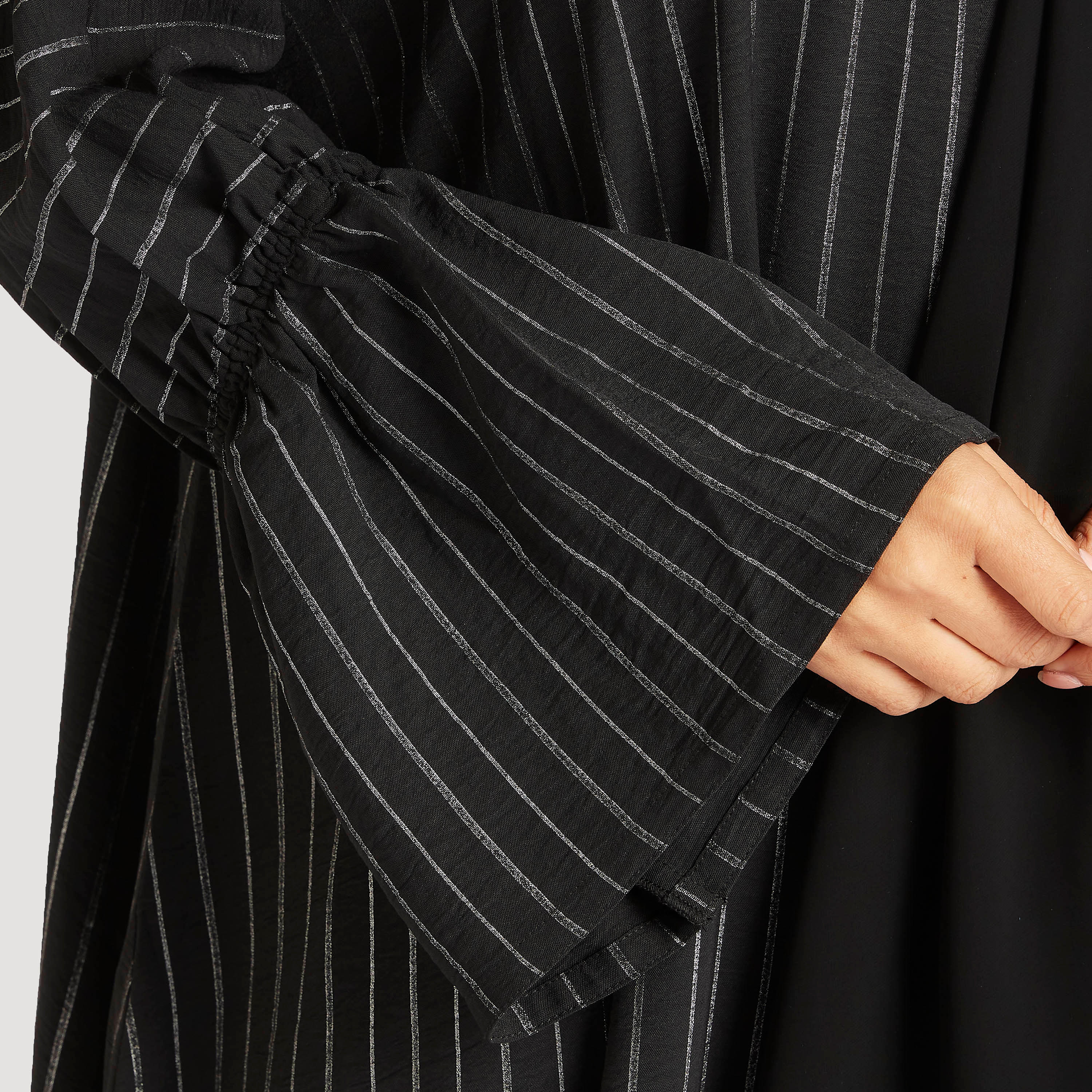 عباية مفتوحة من الأمام مخططة بأطراف جانبيّة مجمعة-women-arabicclothing-abayas-image-1