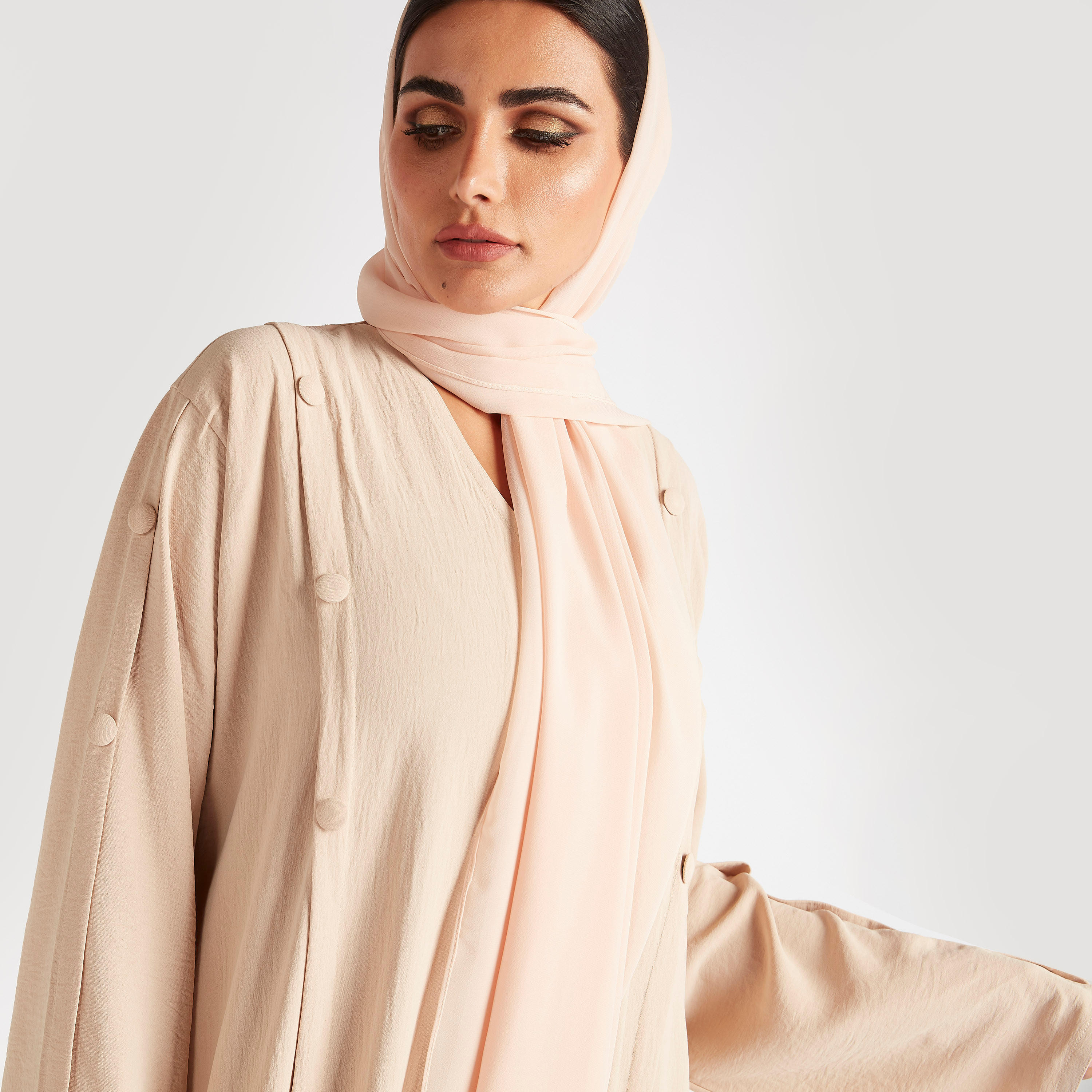 عباية مفتوحة من الأمام بكشكشة وزينة زر قماش-women-arabicclothing-abayas-image-2