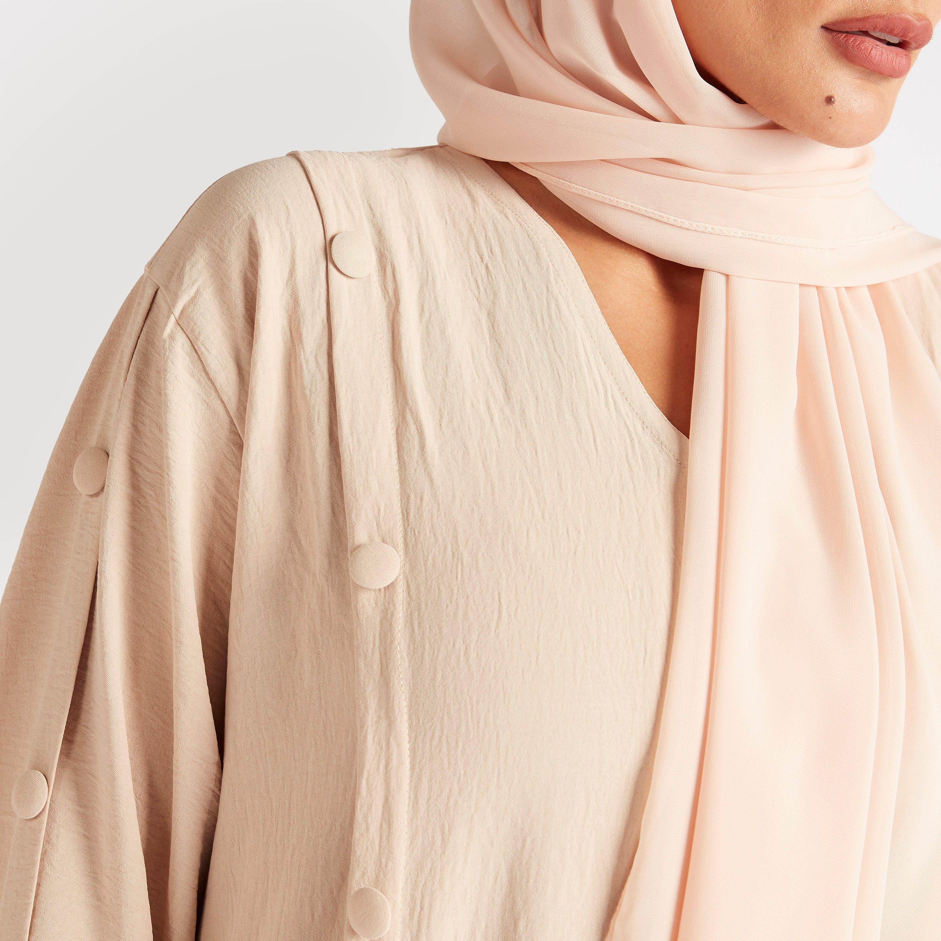 عباية مفتوحة من الأمام بكشكشة وزينة زر قماش-women-arabicclothing-abayas-image-6