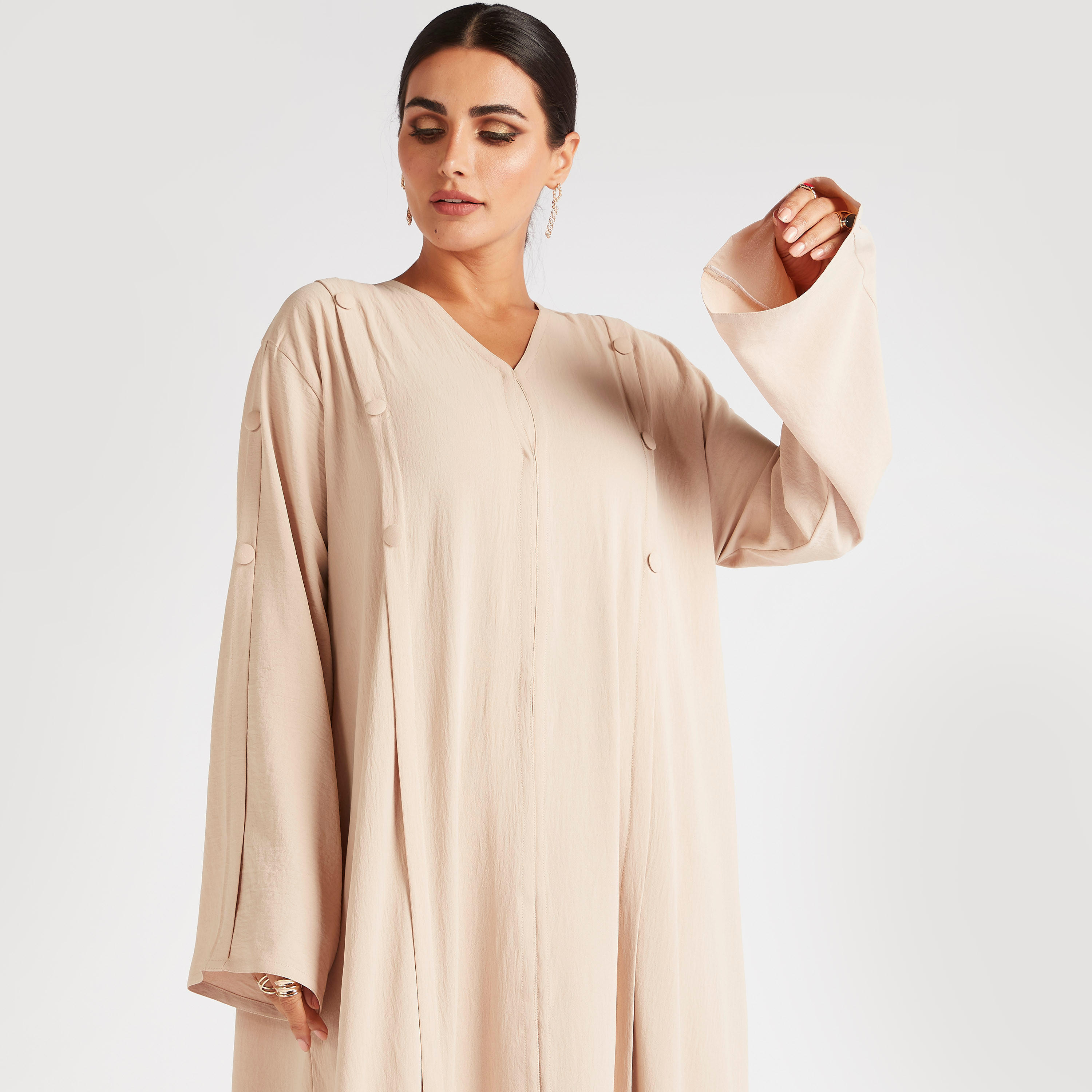 عباية مفتوحة من الأمام بكشكشة وزينة زر قماش-women-arabicclothing-abayas-image-7
