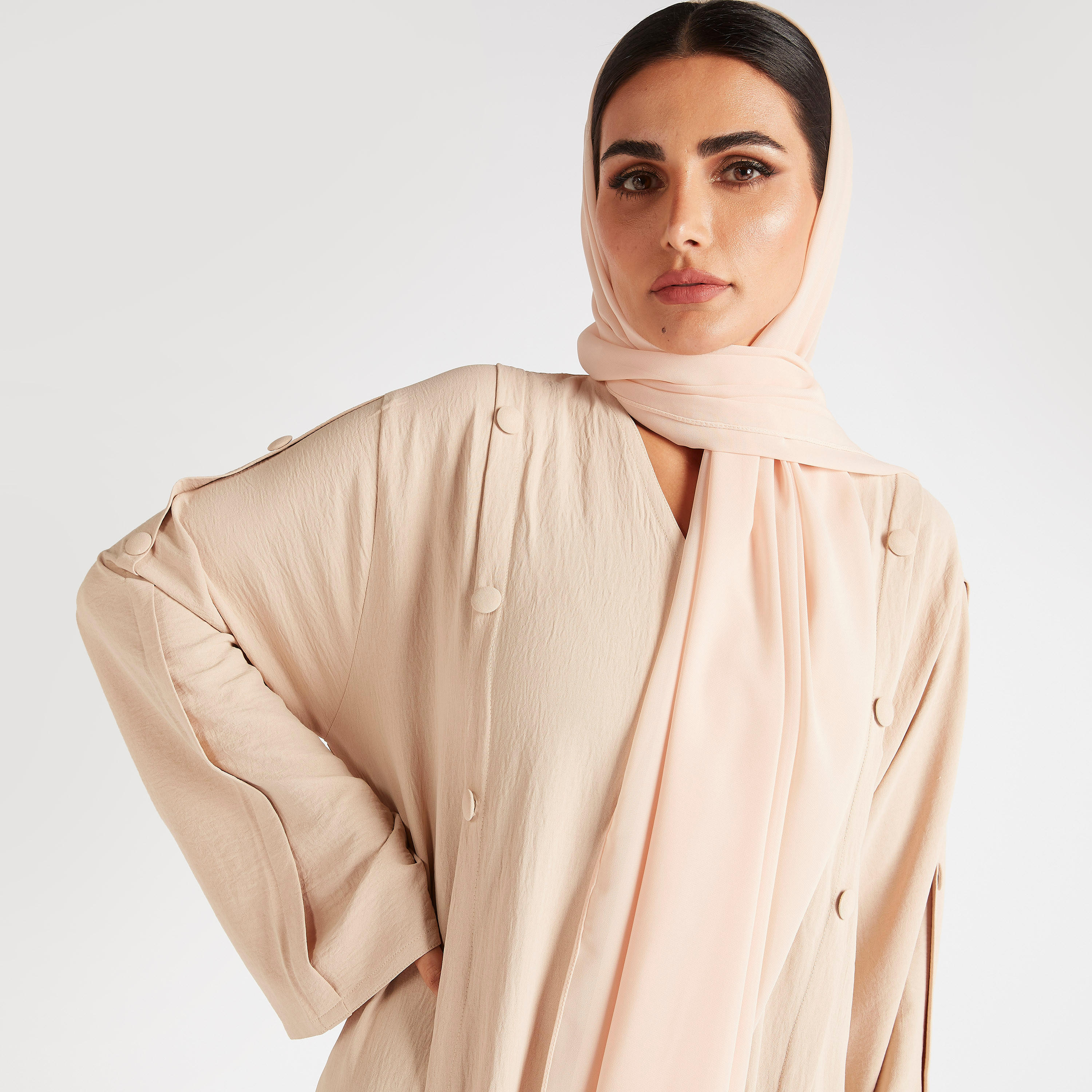 عباية مفتوحة من الأمام بكشكشة وزينة زر قماش-women-arabicclothing-abayas-image-8
