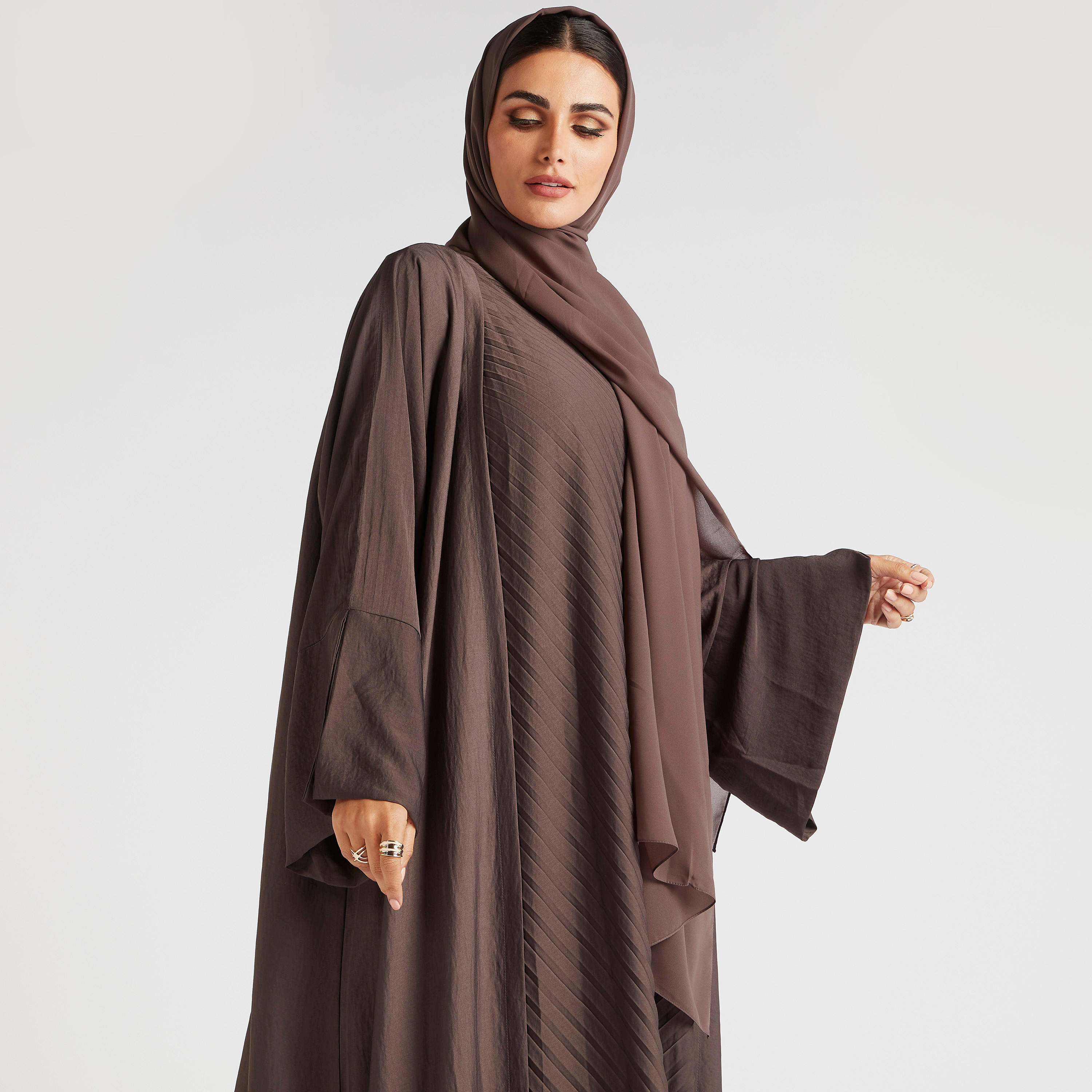 عباية كارديجان ممزقة مع قميص داخلي مكشكش-women-arabicclothing-abayas-image-3