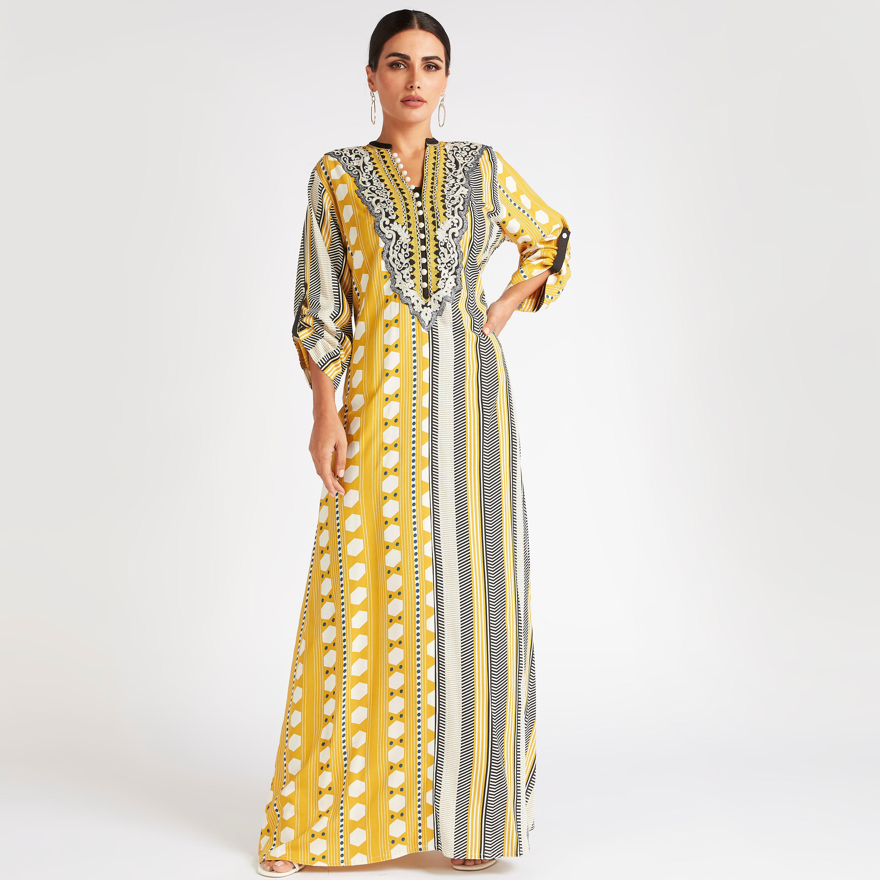 جلابية إيه لاين مخطّطة بأشكال هندسية وياقة مطرزة-women-arabicclothing-abayas-image-1