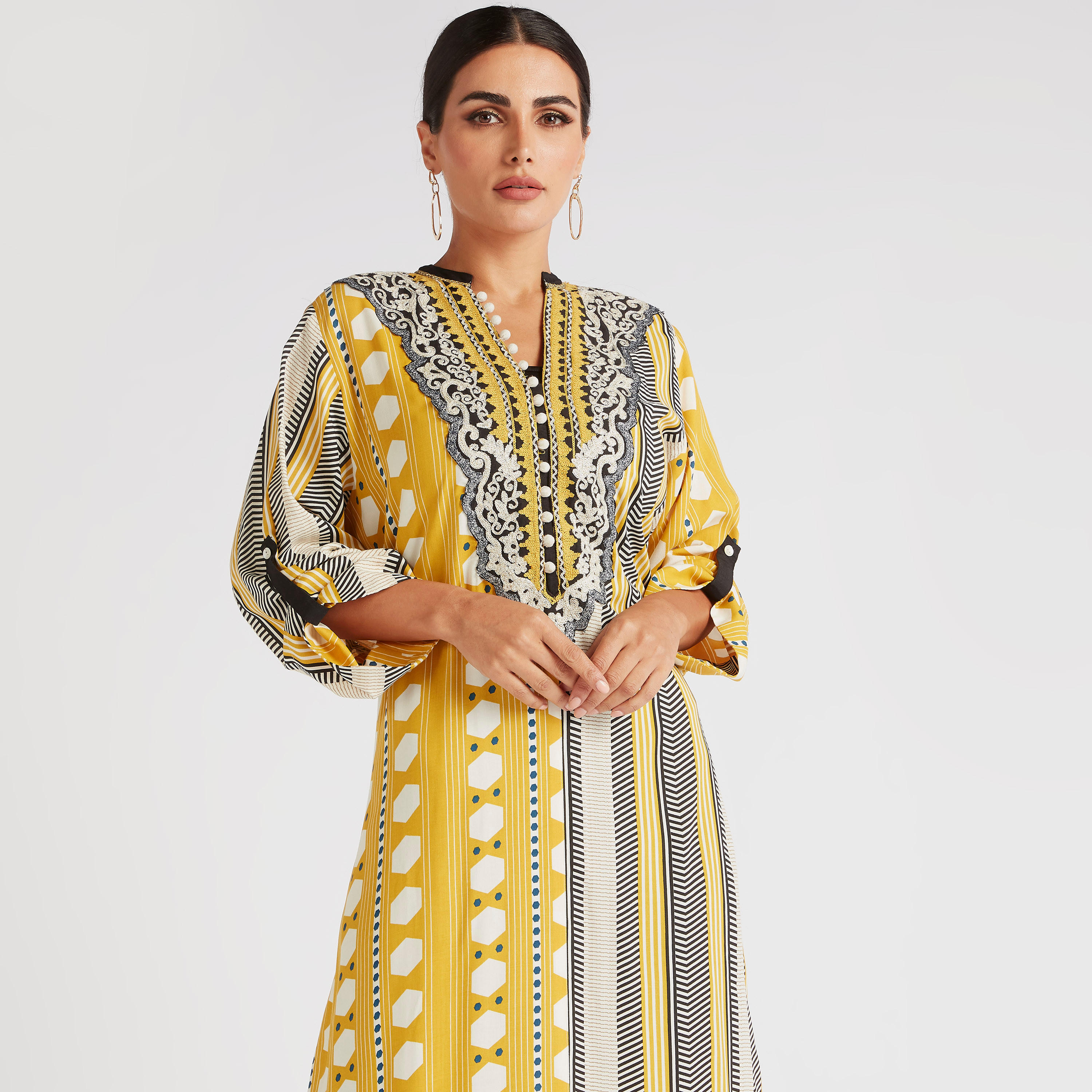 جلابية إيه لاين مخطّطة بأشكال هندسية وياقة مطرزة-women-arabicclothing-abayas-image-2