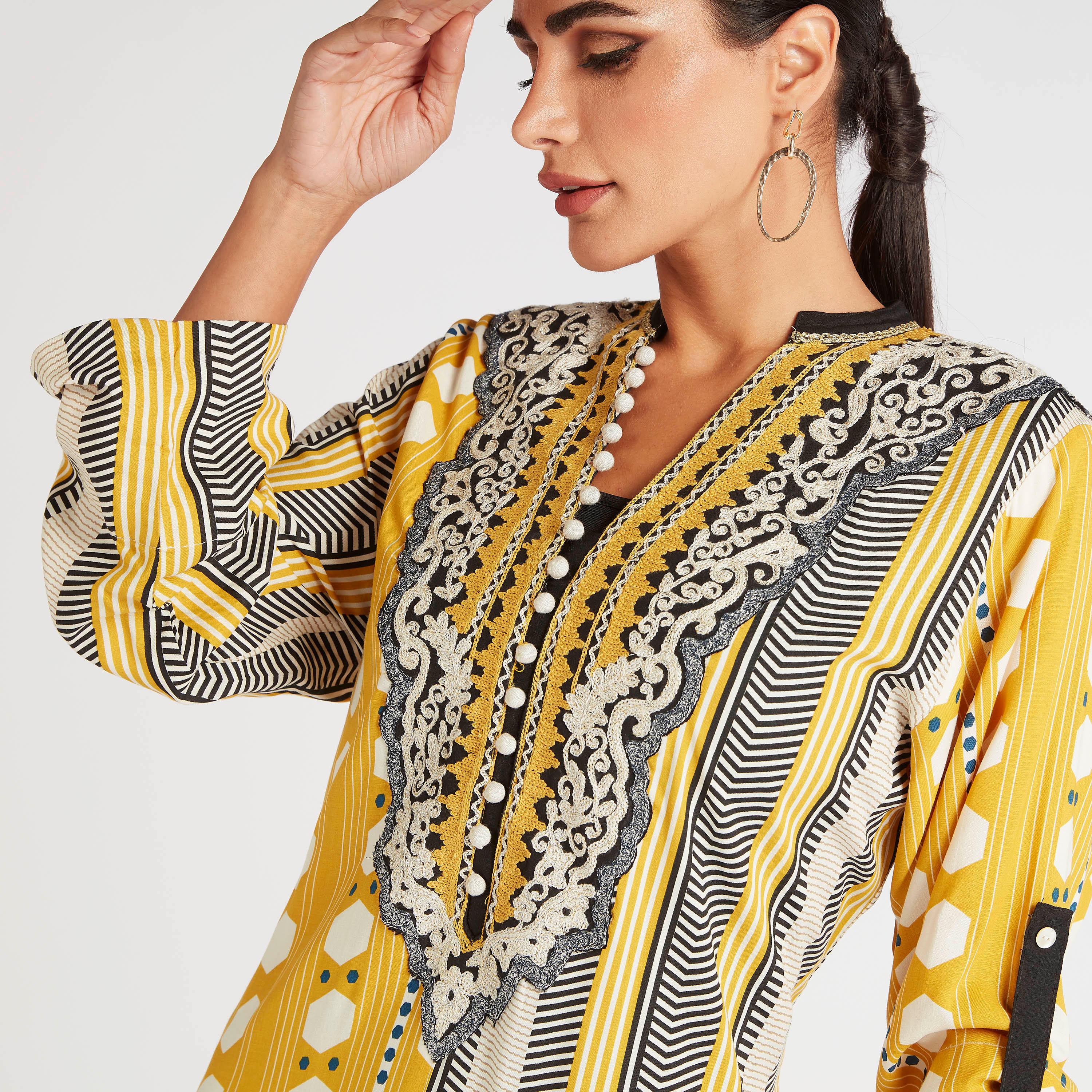 جلابية إيه لاين مخطّطة بأشكال هندسية وياقة مطرزة-women-arabicclothing-abayas-image-3