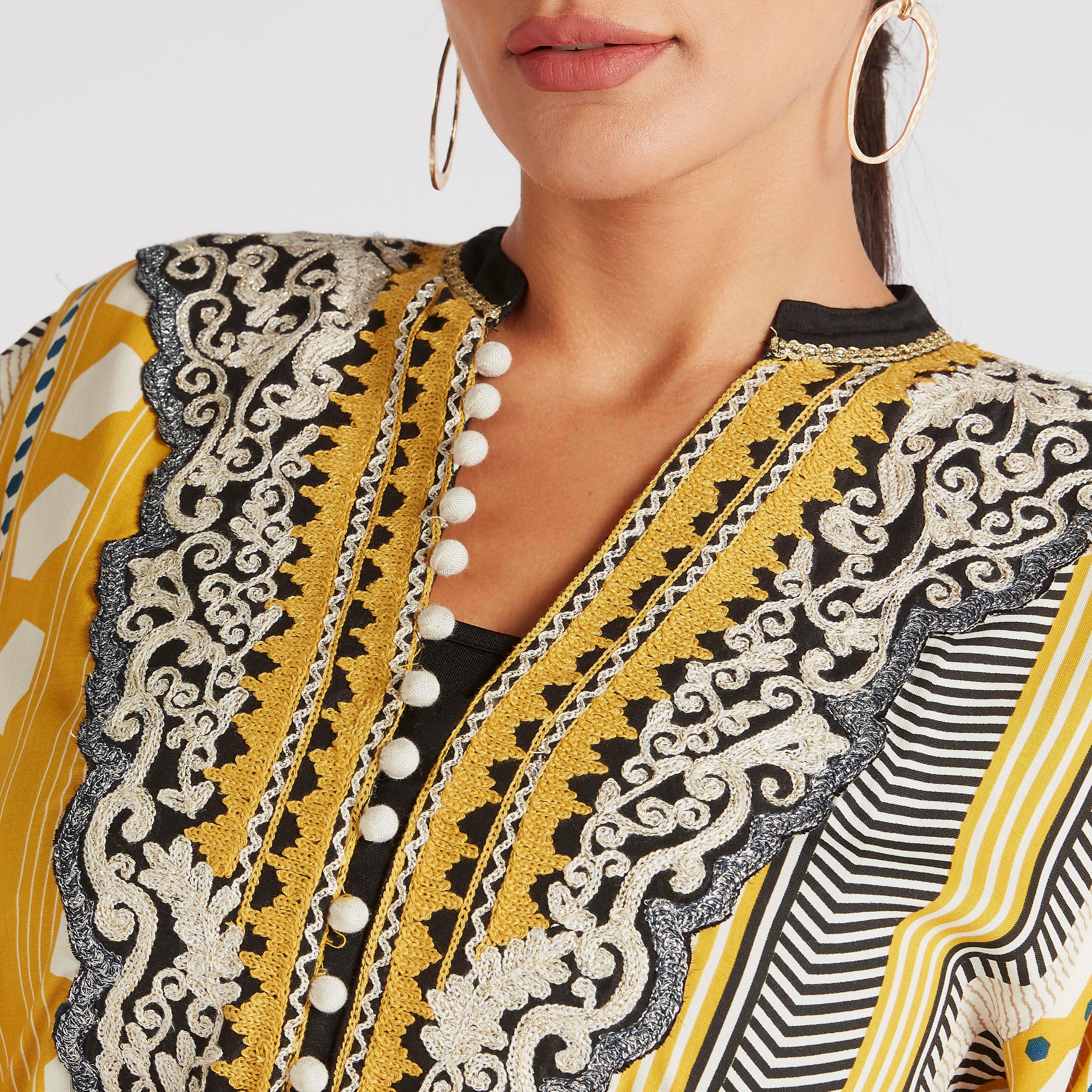 جلابية إيه لاين مخطّطة بأشكال هندسية وياقة مطرزة-women-arabicclothing-abayas-image-5