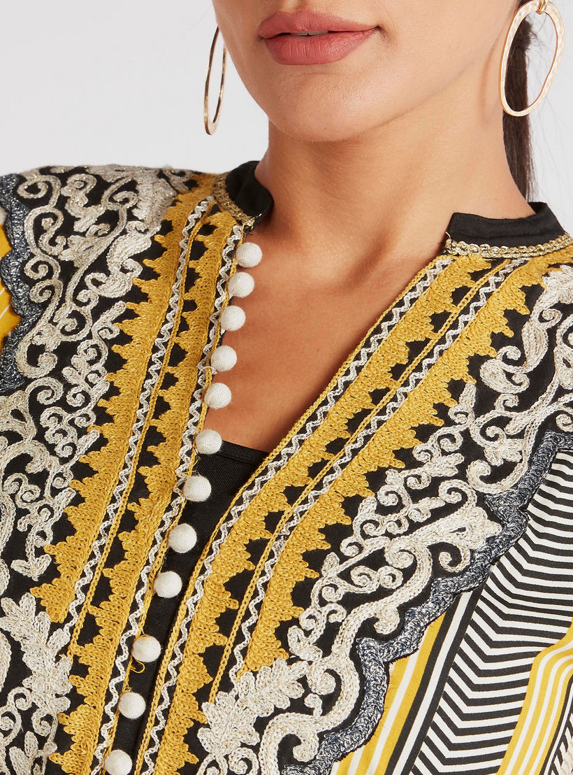 جلابية إيه لاين مخطّطة بأشكال هندسية وياقة مطرزة-women-arabicclothing-abayas-image-5