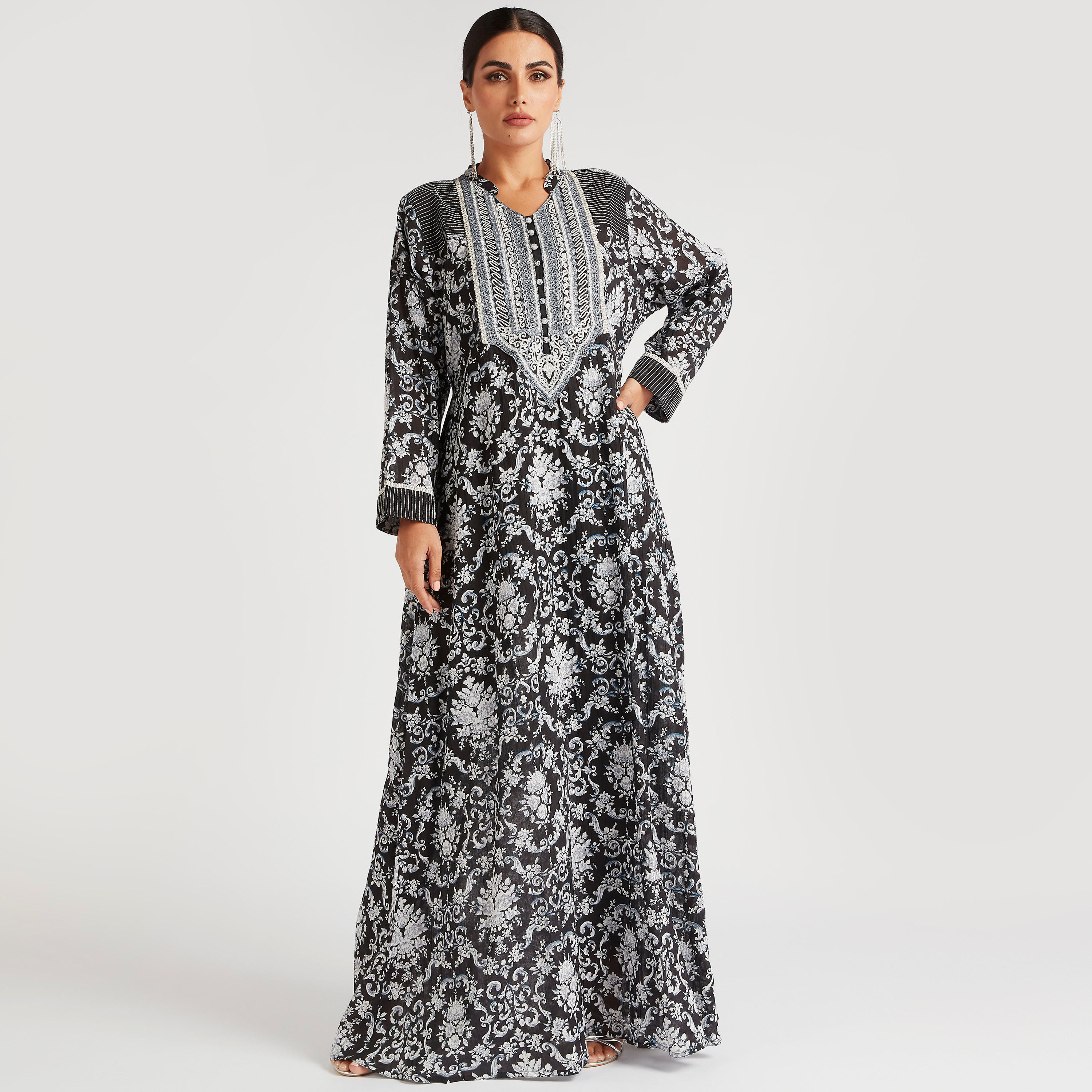 جلابية بياقة مطرّزة وطبعات جاكوبيان من عبايات-women-arabicclothing-abayas-image-1