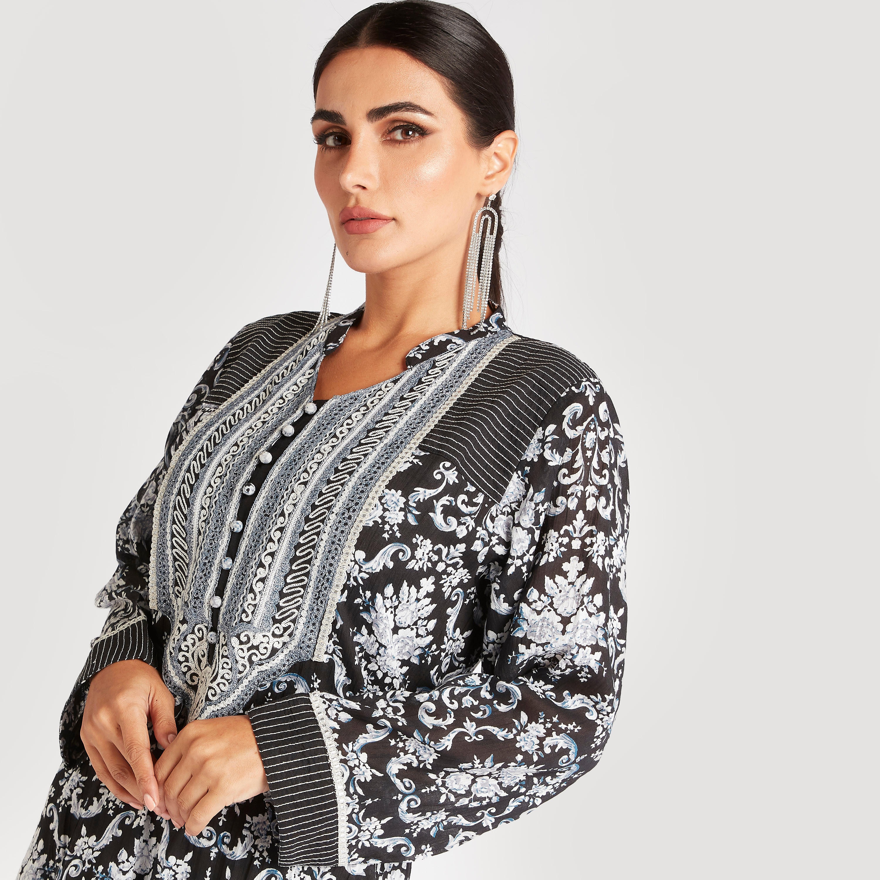 جلابية بياقة مطرّزة وطبعات جاكوبيان من عبايات-women-arabicclothing-abayas-image-3