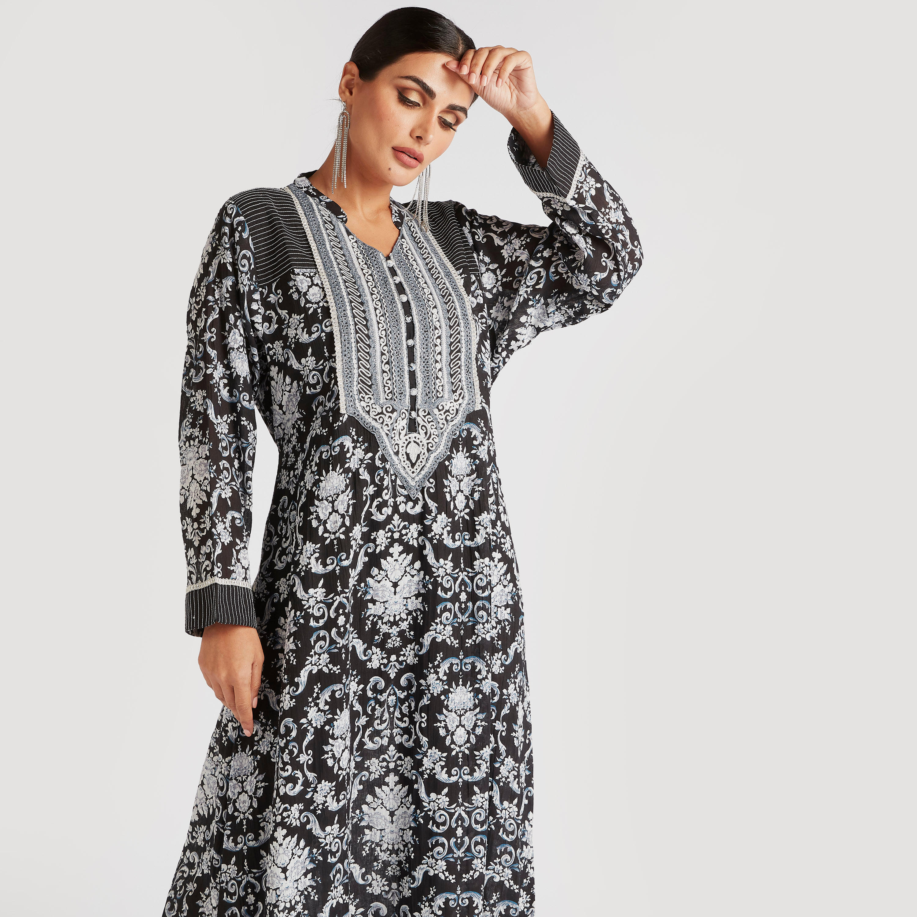 جلابية بياقة مطرّزة وطبعات جاكوبيان من عبايات-women-arabicclothing-abayas-image-5