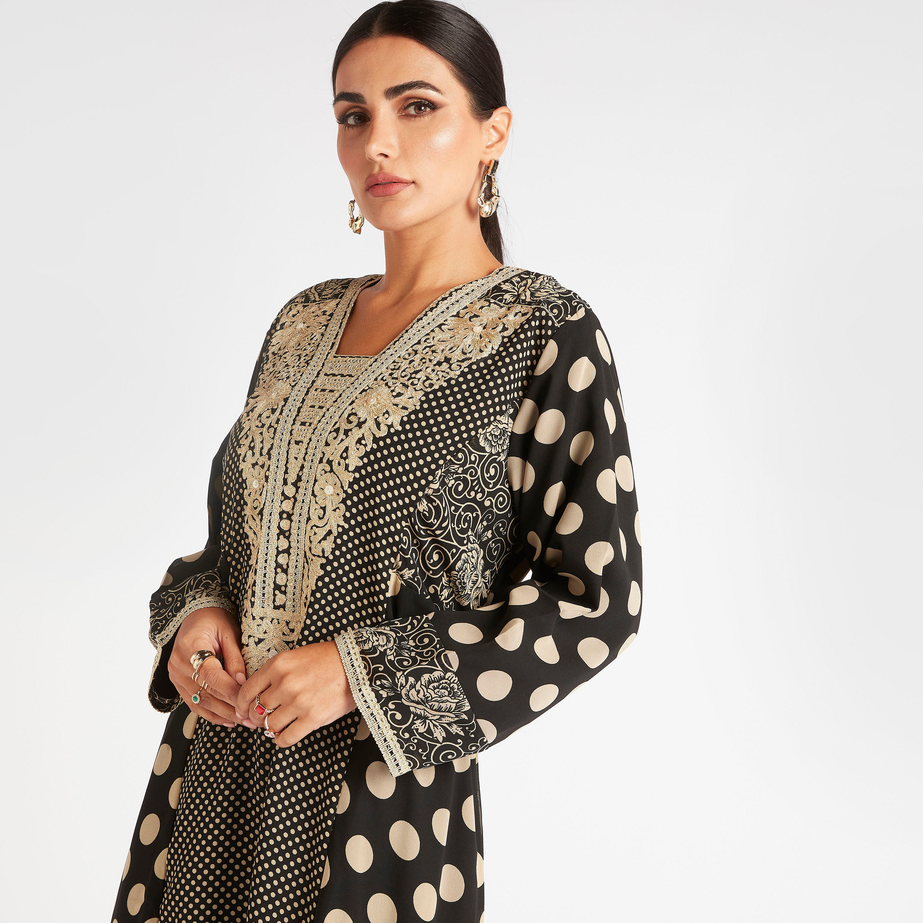 جلابية بطبعة منقطّة بطية صدر مطرزة وأزرار-women-arabicclothing-abayas-image-3