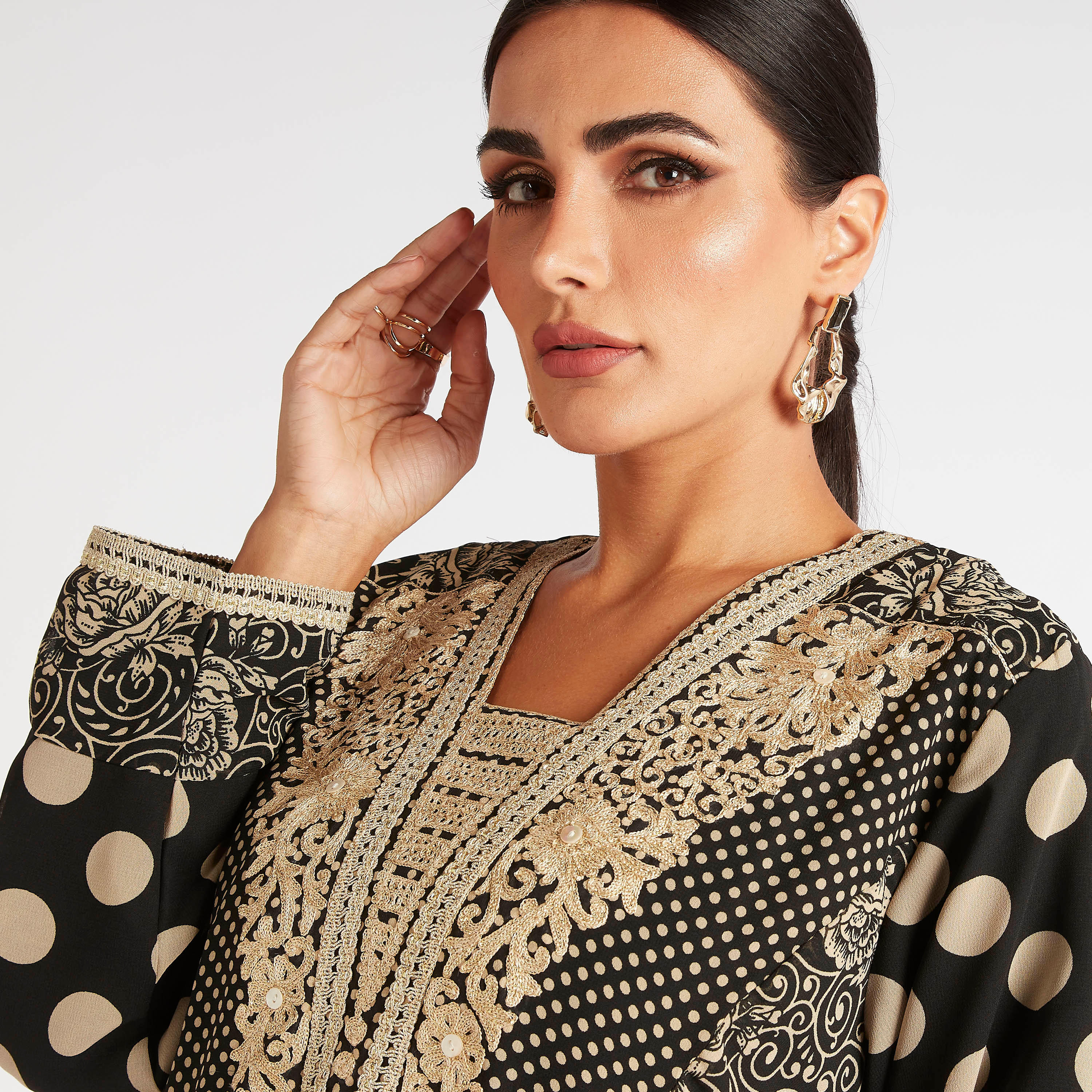 جلابية بطبعة منقطّة بطية صدر مطرزة وأزرار-women-arabicclothing-abayas-image-5