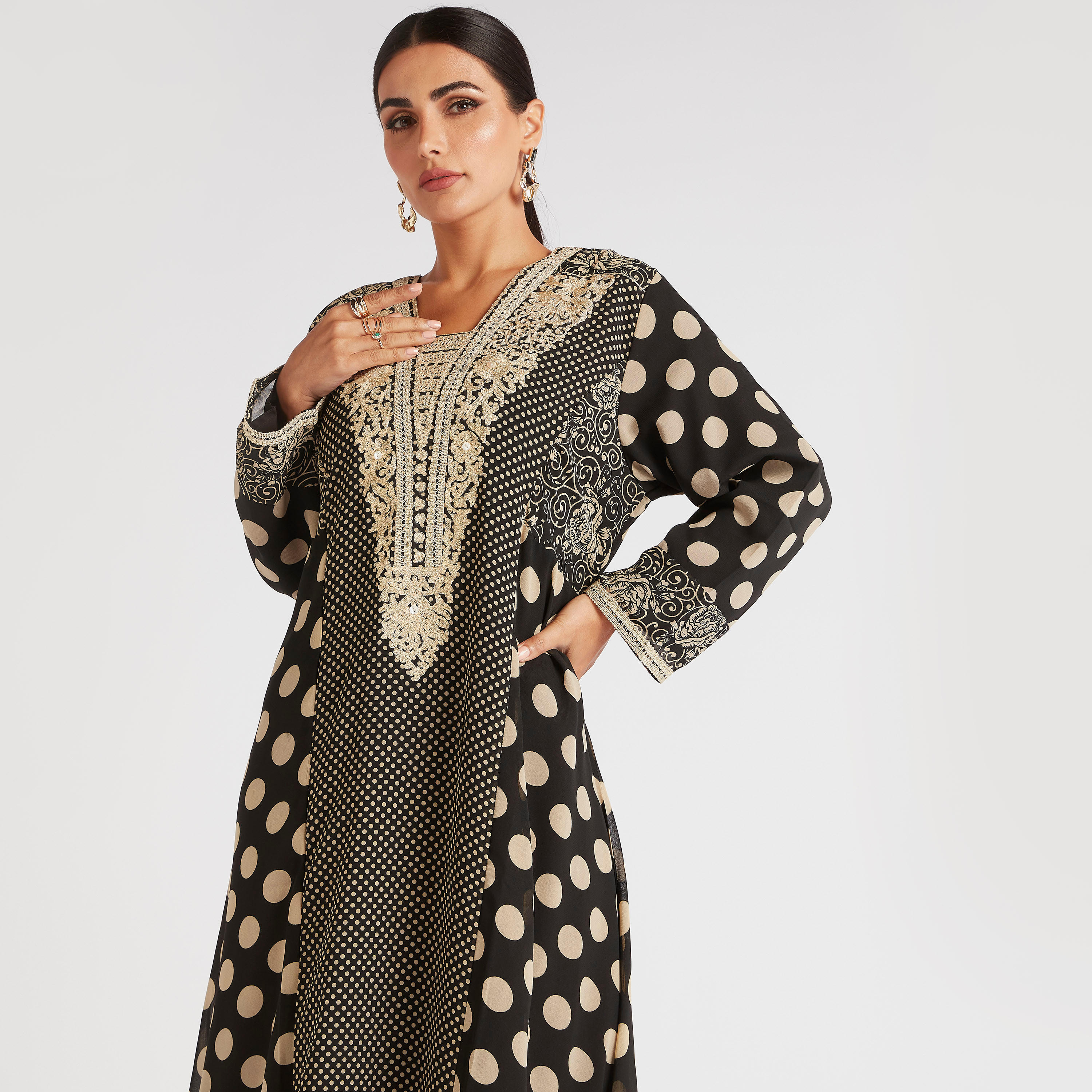 جلابية بطبعة منقطّة بطية صدر مطرزة وأزرار-women-arabicclothing-abayas-image-6