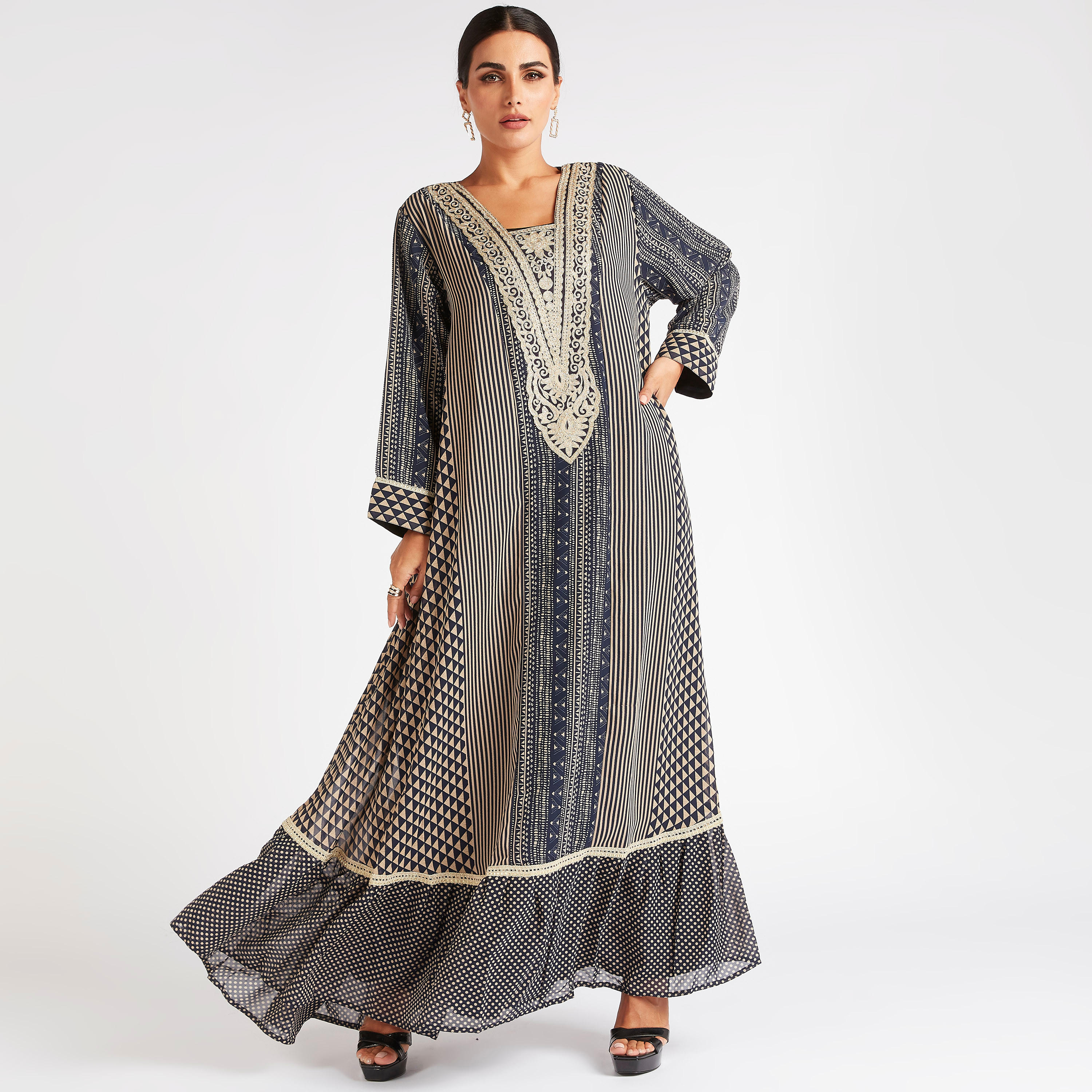 جلابية إية لاين بطبعات وياقة مطرّزة-women-arabicclothing-abayas-image-1