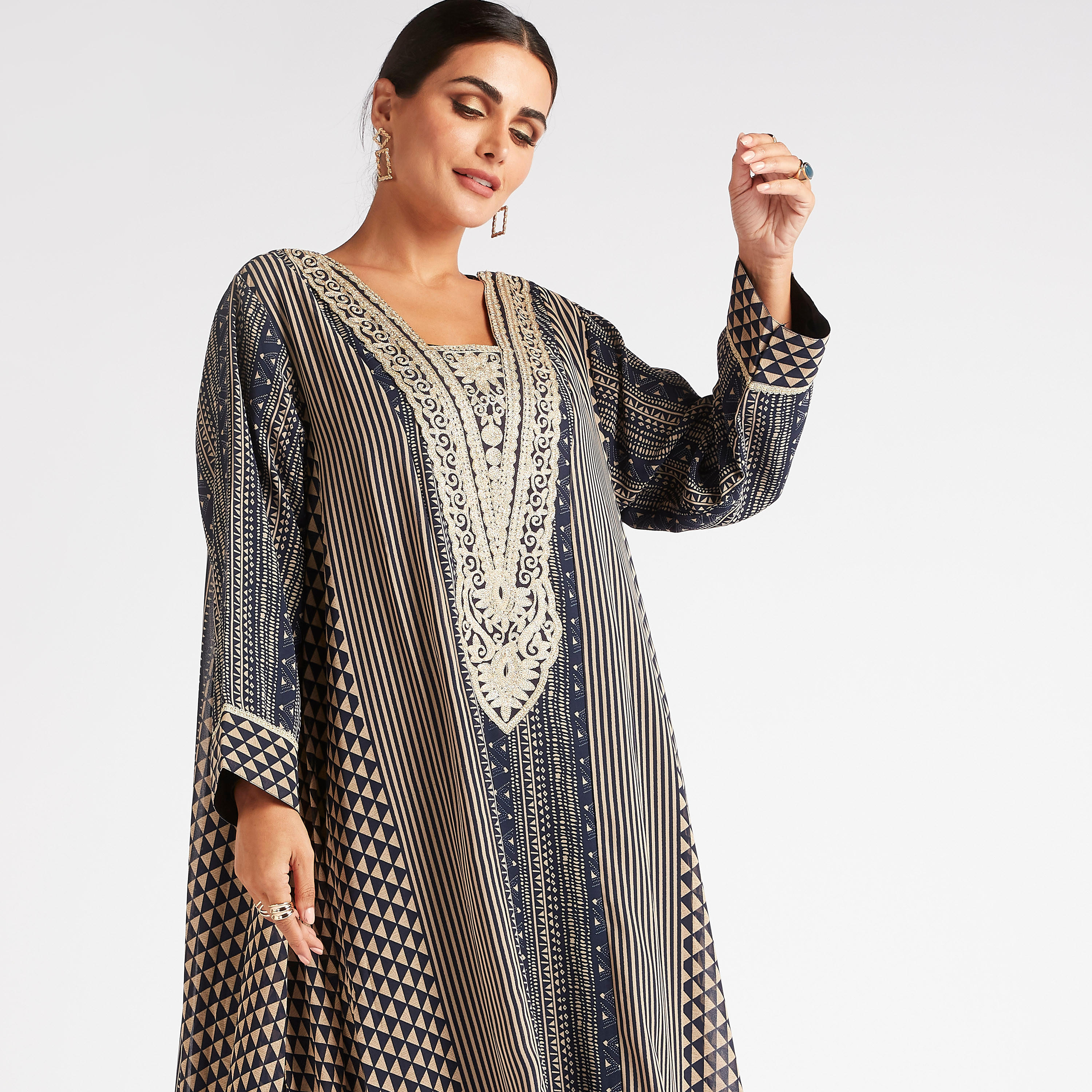جلابية إية لاين بطبعات وياقة مطرّزة-women-arabicclothing-abayas-image-5