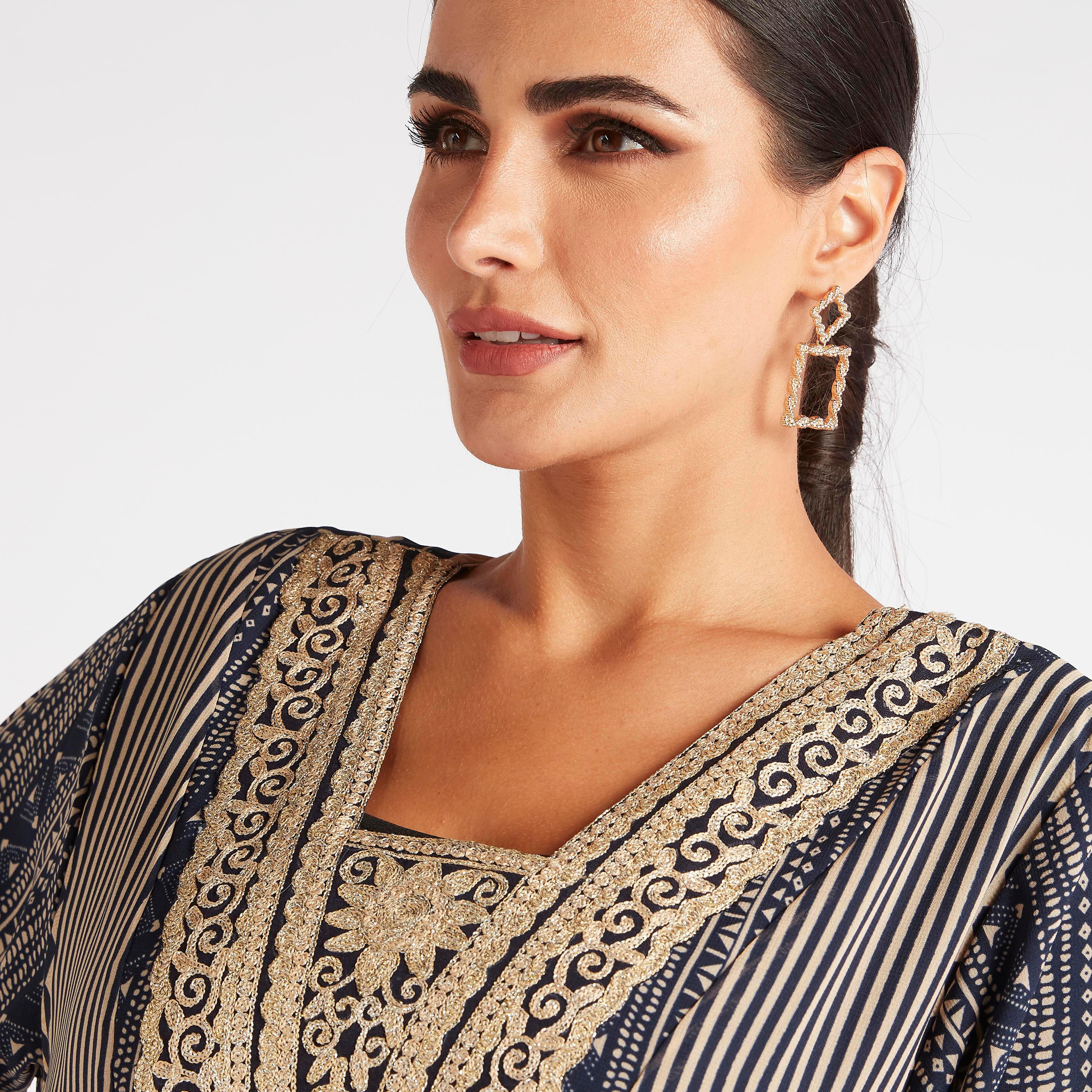 جلابية إية لاين بطبعات وياقة مطرّزة-women-arabicclothing-abayas-image-6