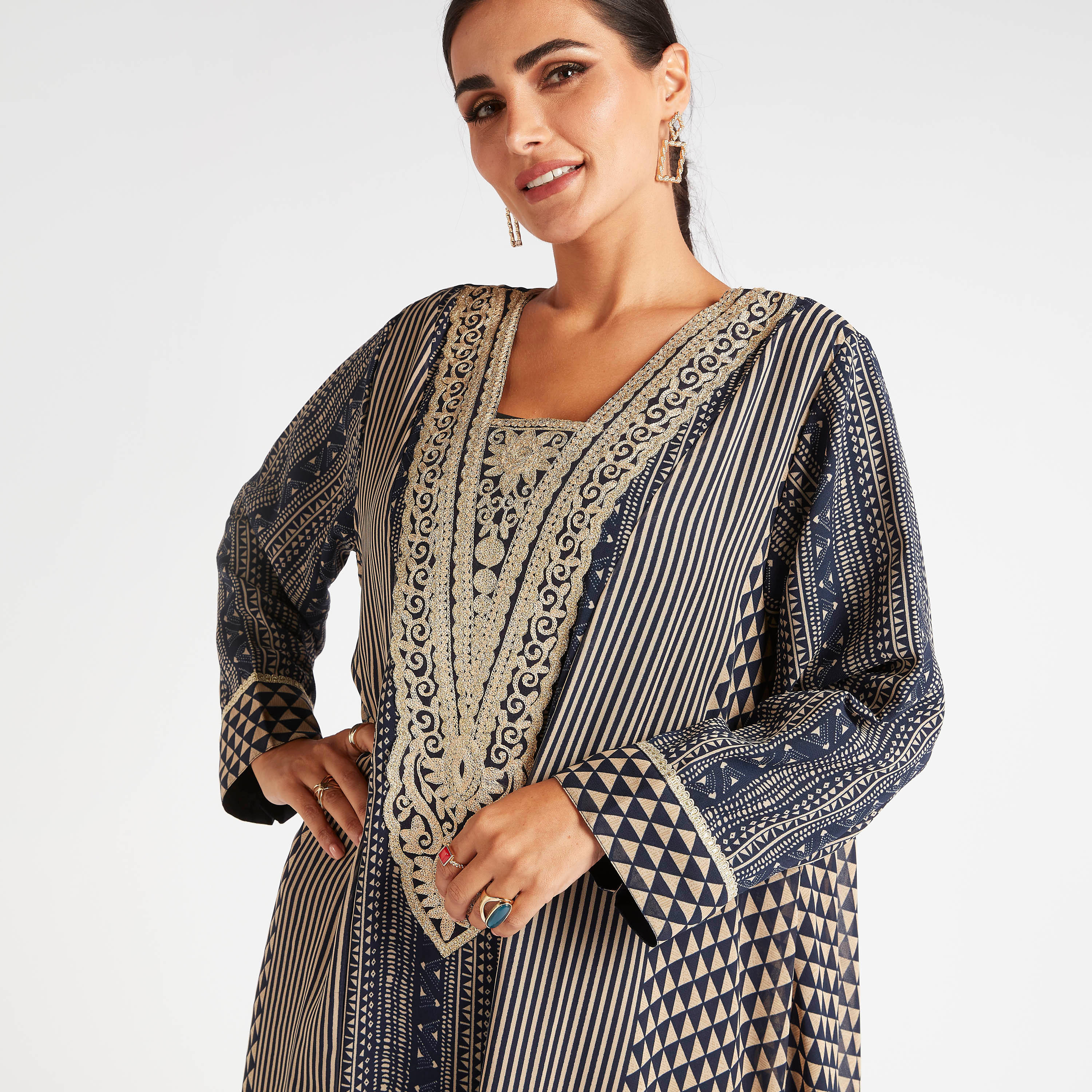 جلابية إية لاين بطبعات وياقة مطرّزة-women-arabicclothing-abayas-image-8