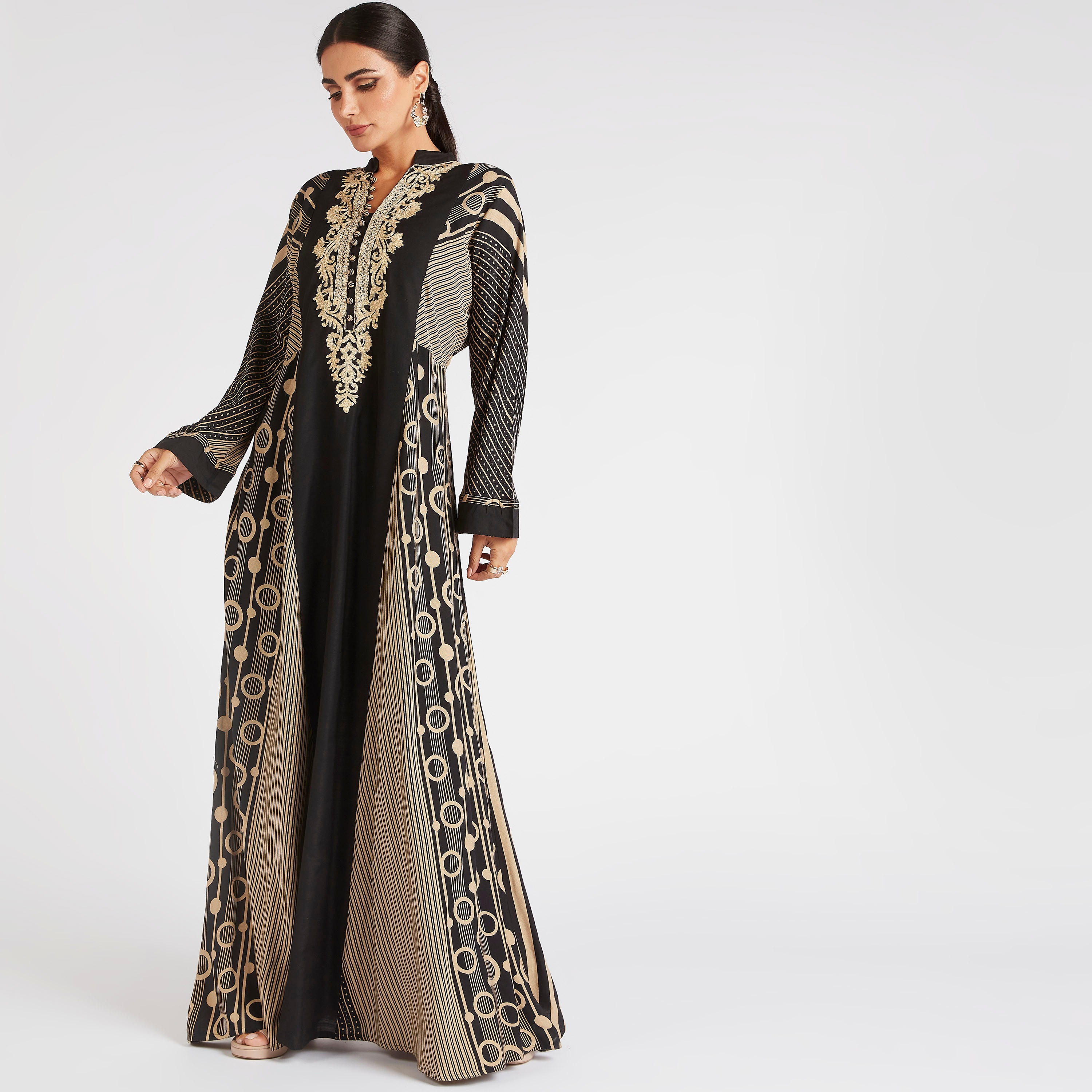 جلابية طويلة مخطّطة ومنقطة بيطعات وتفاصيل مطرزة-women-arabicclothing-abayas-image-1