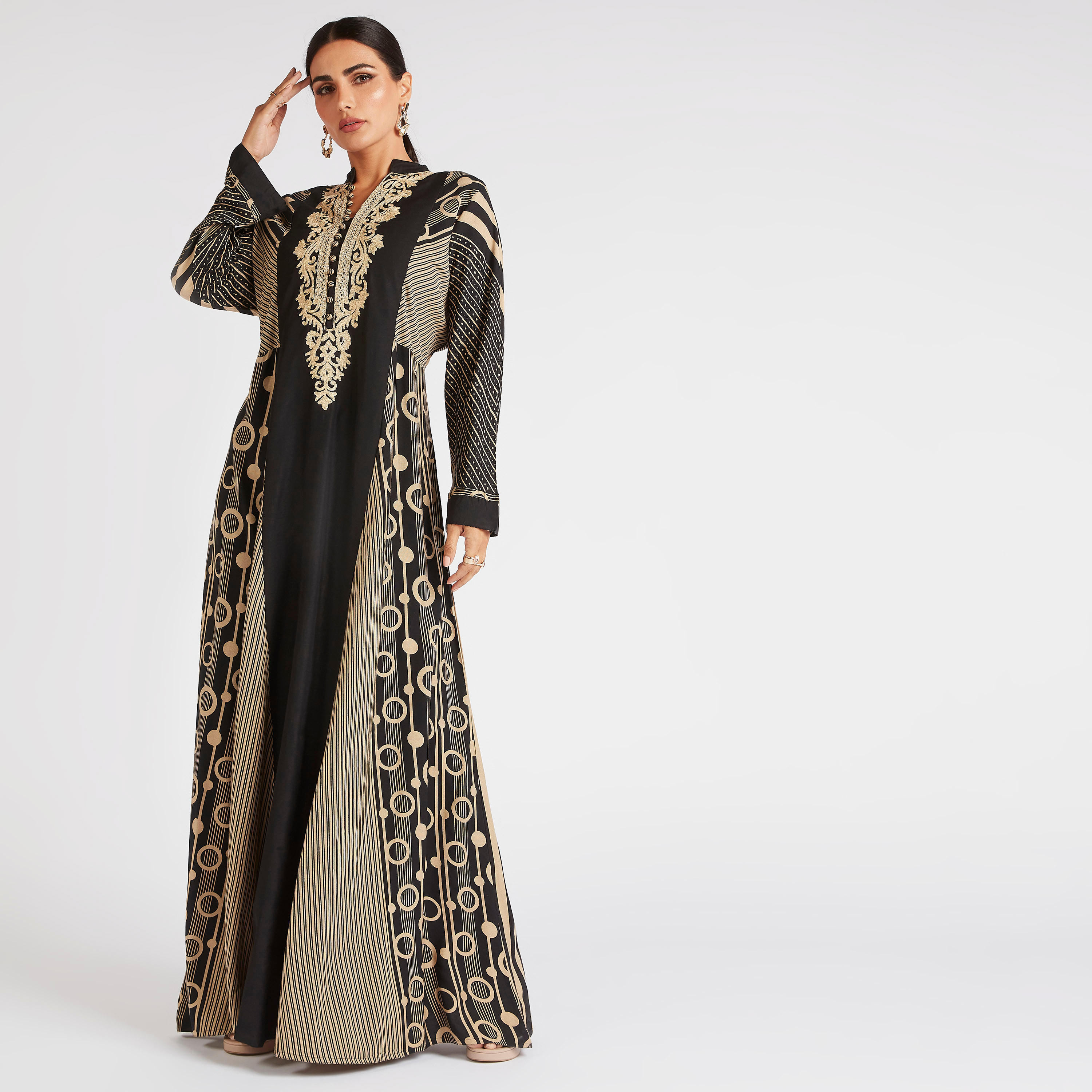 جلابية طويلة مخطّطة ومنقطة بيطعات وتفاصيل مطرزة-women-arabicclothing-abayas-image-2