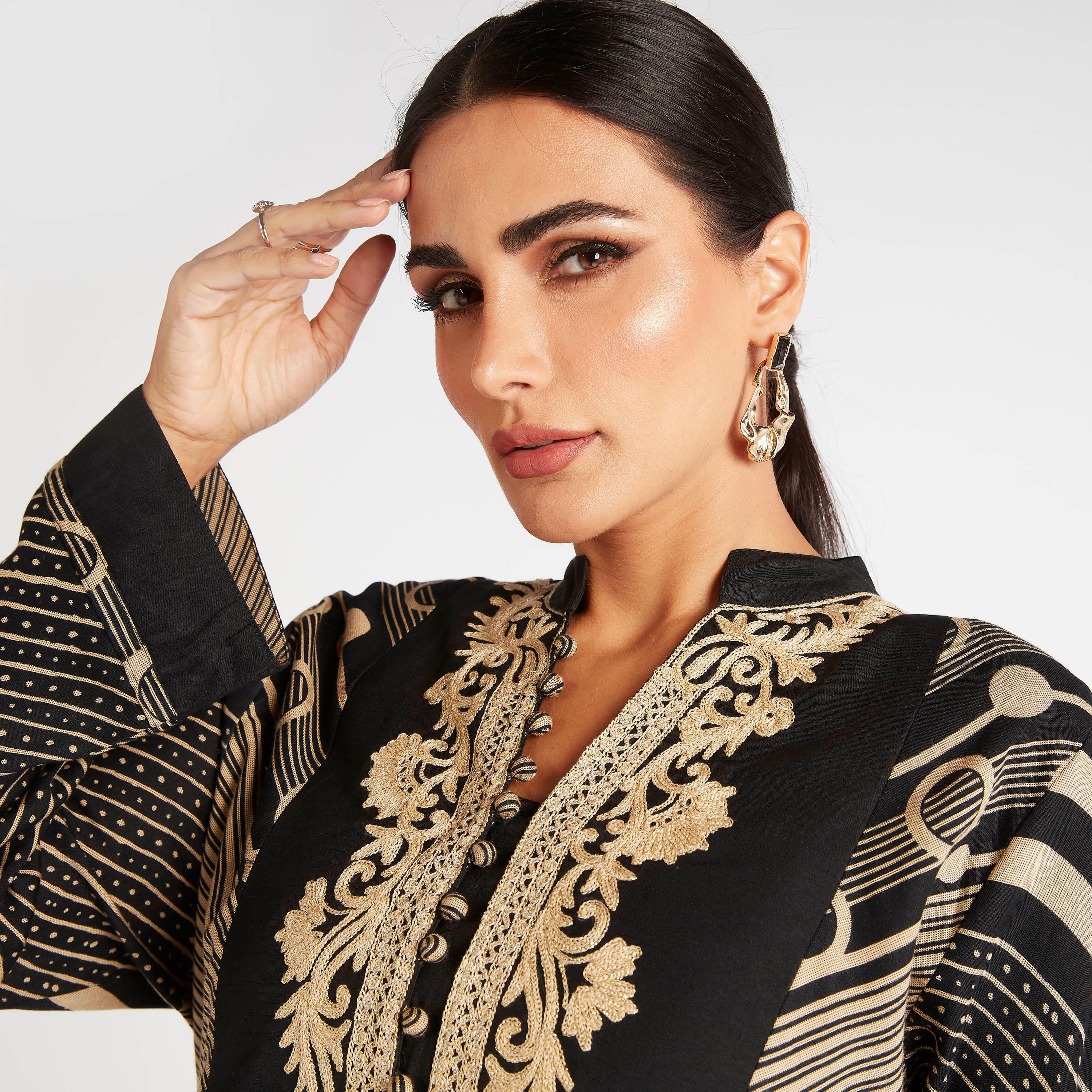 جلابية طويلة مخطّطة ومنقطة بيطعات وتفاصيل مطرزة-women-arabicclothing-abayas-image-3