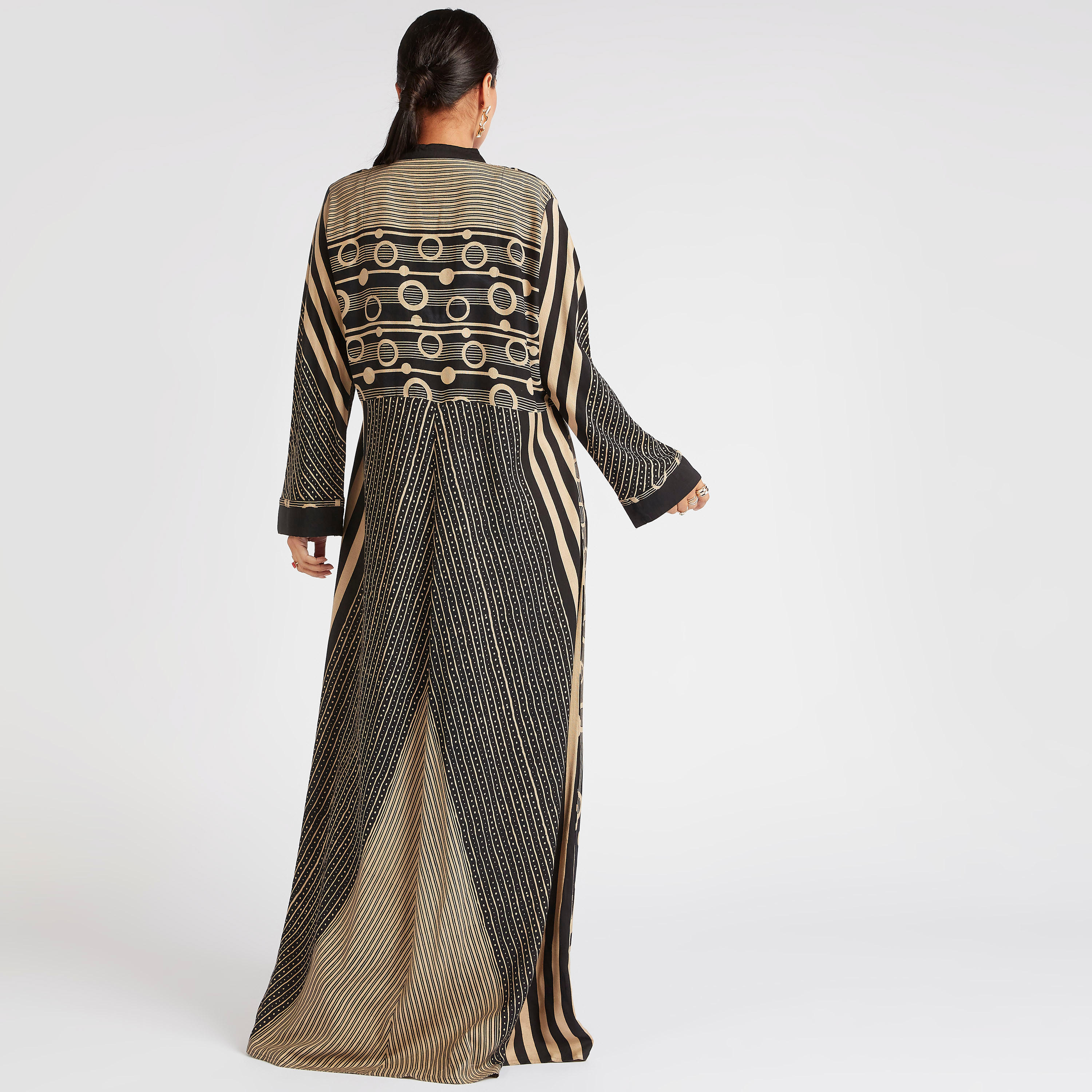 جلابية طويلة مخطّطة ومنقطة بيطعات وتفاصيل مطرزة-women-arabicclothing-abayas-image-4