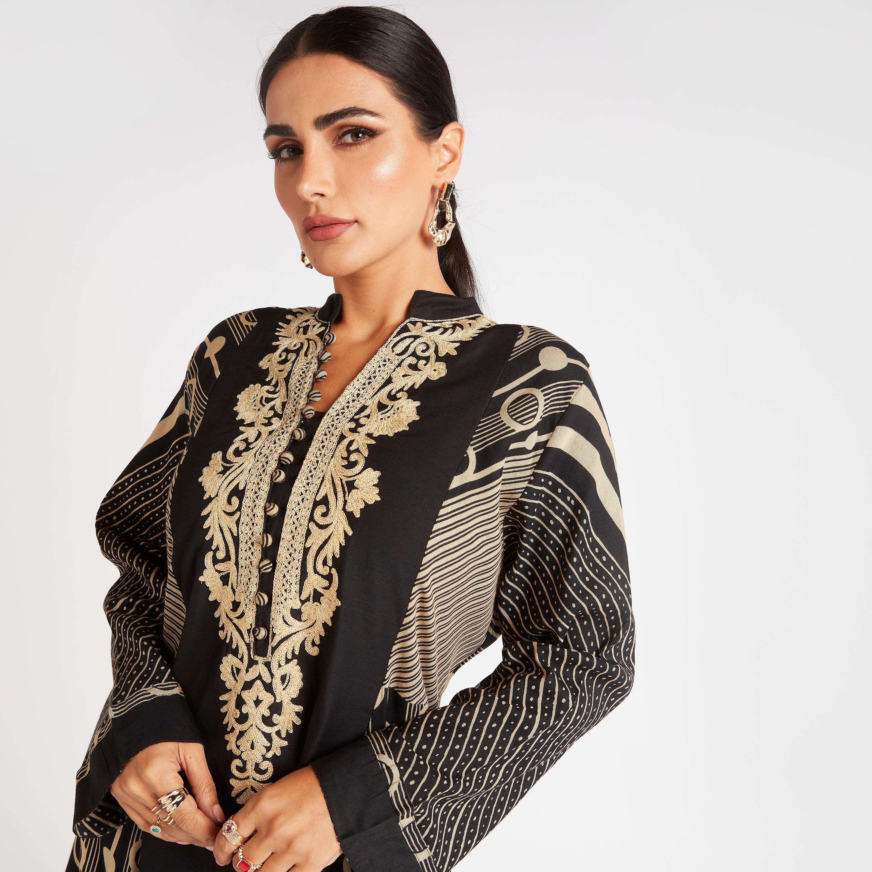 جلابية طويلة مخطّطة ومنقطة بيطعات وتفاصيل مطرزة-women-arabicclothing-abayas-image-5