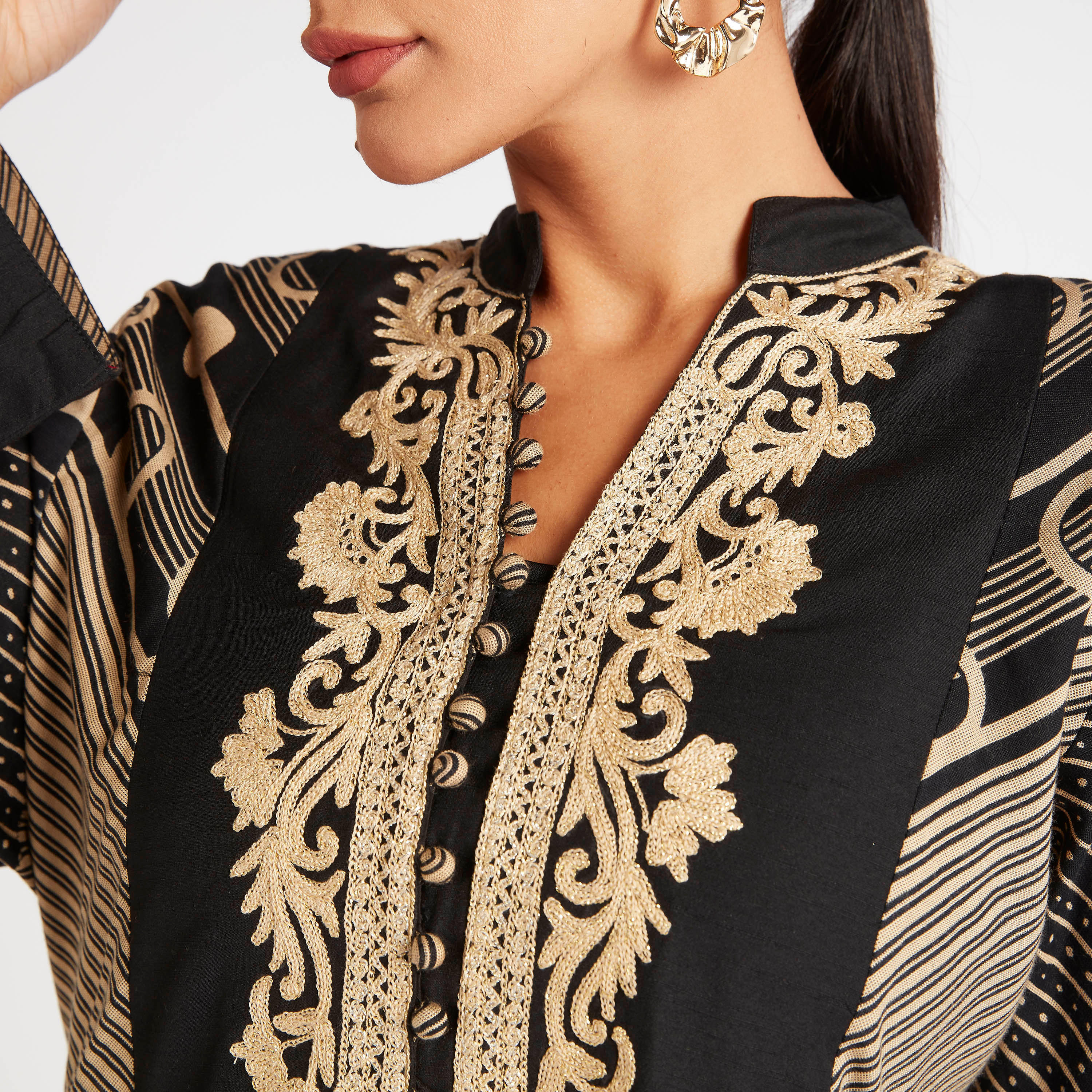 جلابية طويلة مخطّطة ومنقطة بيطعات وتفاصيل مطرزة-women-arabicclothing-abayas-image-6