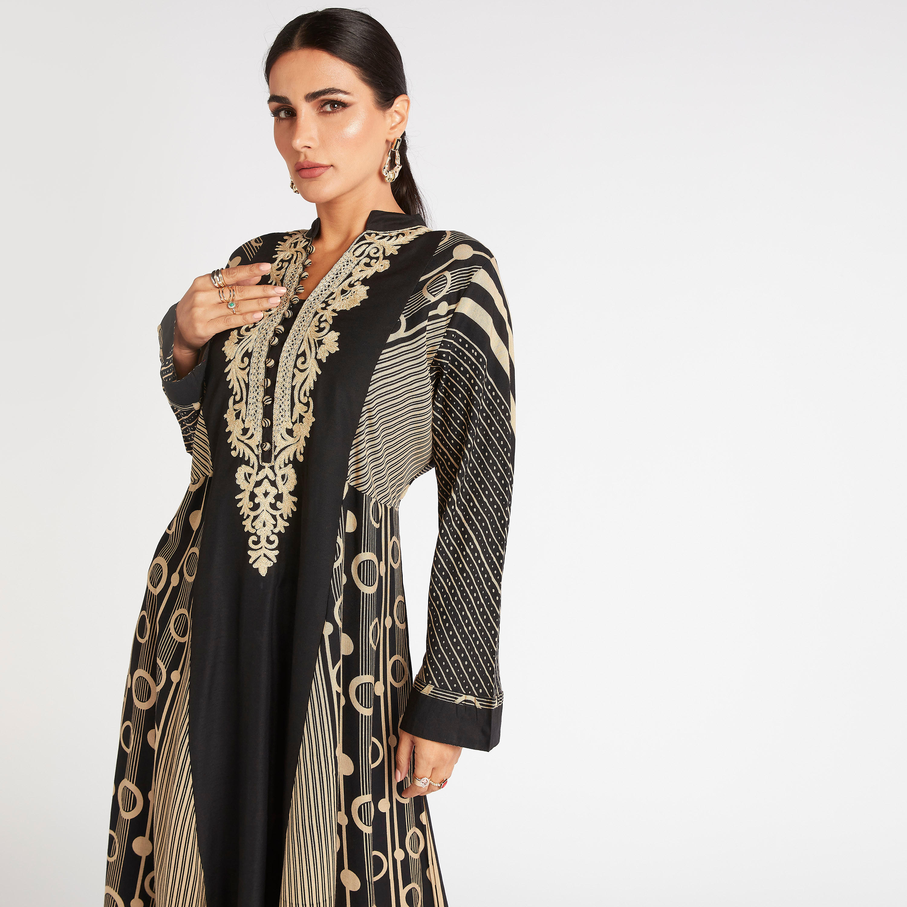 جلابية طويلة مخطّطة ومنقطة بيطعات وتفاصيل مطرزة-women-arabicclothing-abayas-image-7