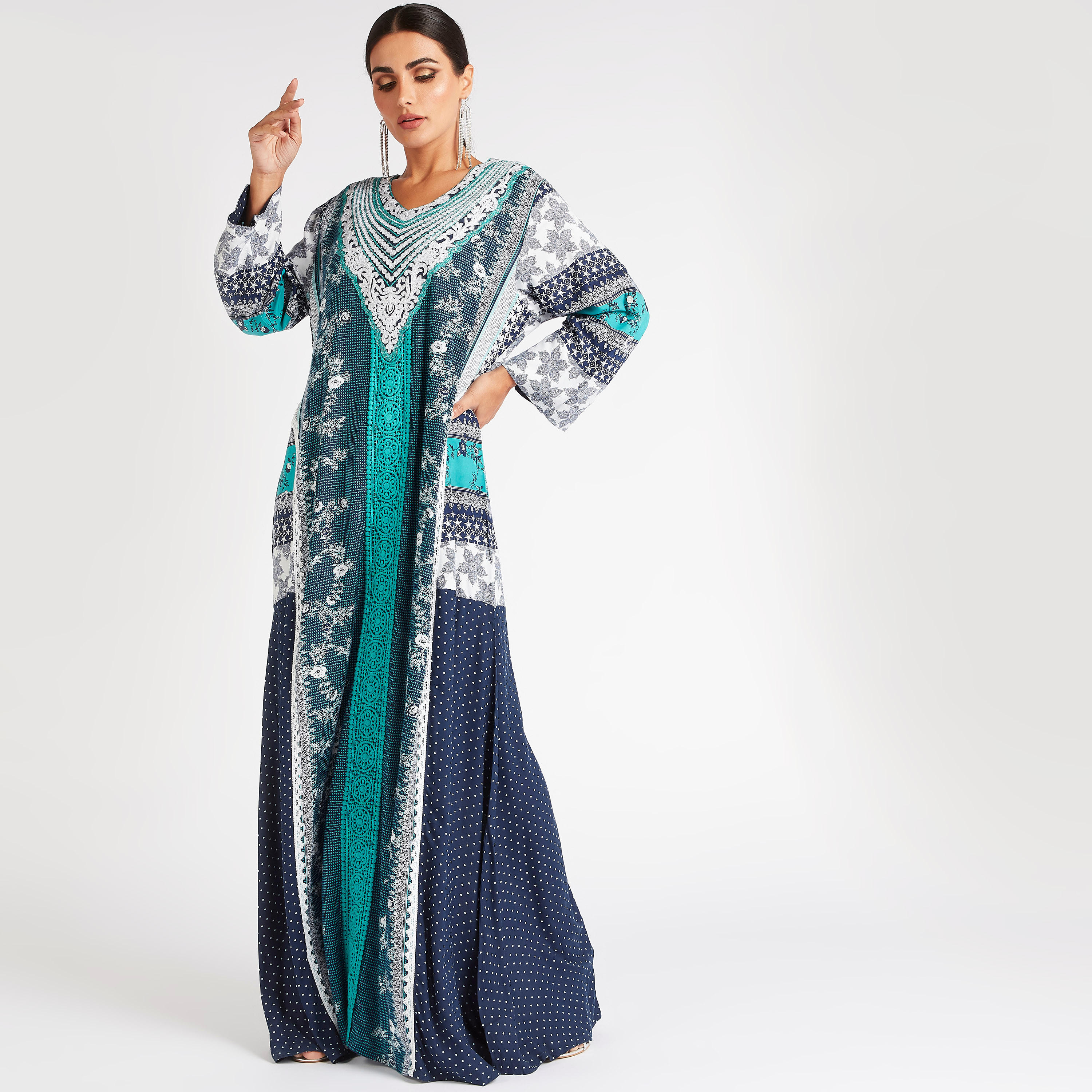 جلابية منقّطة بنقشة الزهور مع طية صدر مطرزة-women-arabicclothing-abayas-image-2