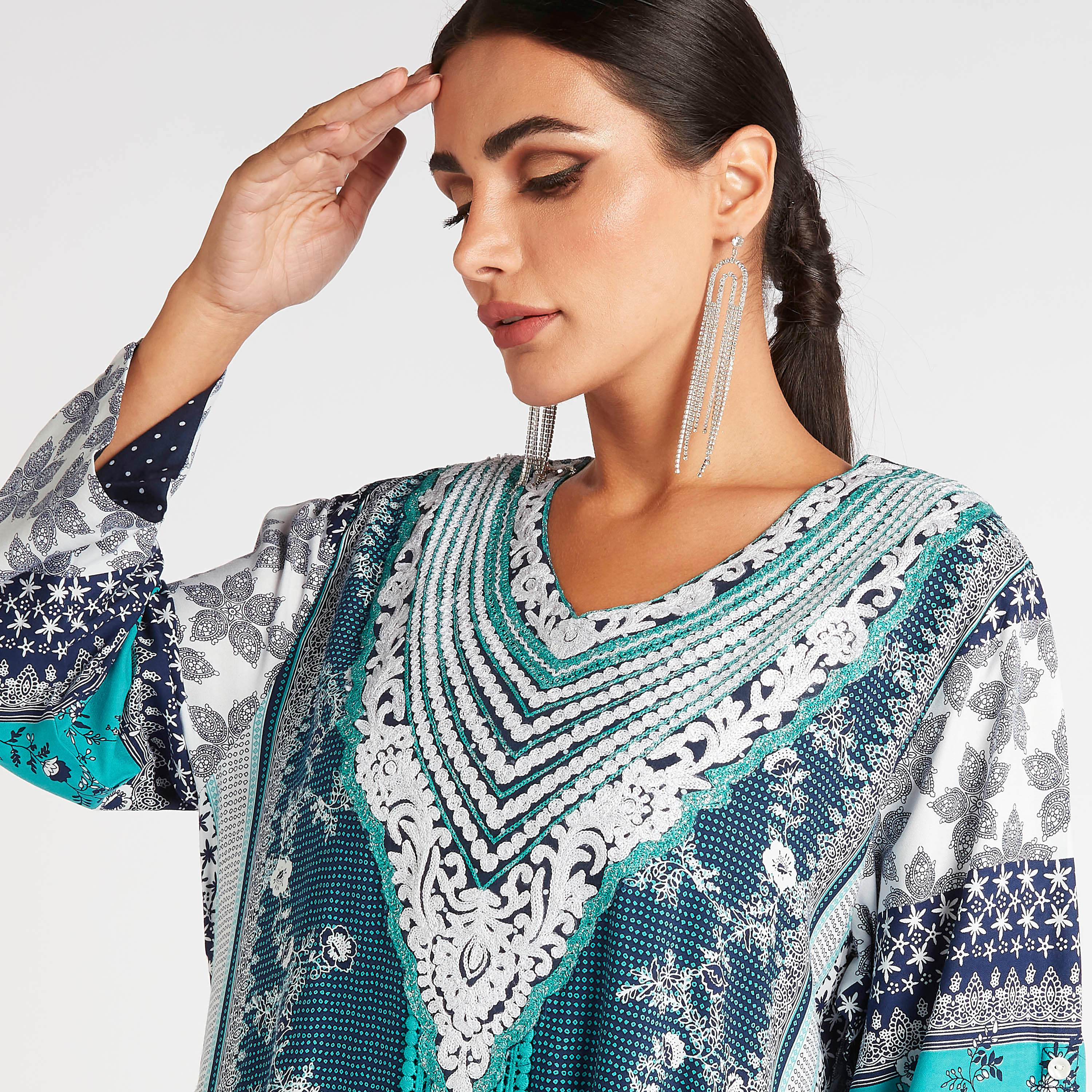 جلابية منقّطة بنقشة الزهور مع طية صدر مطرزة-women-arabicclothing-abayas-image-3