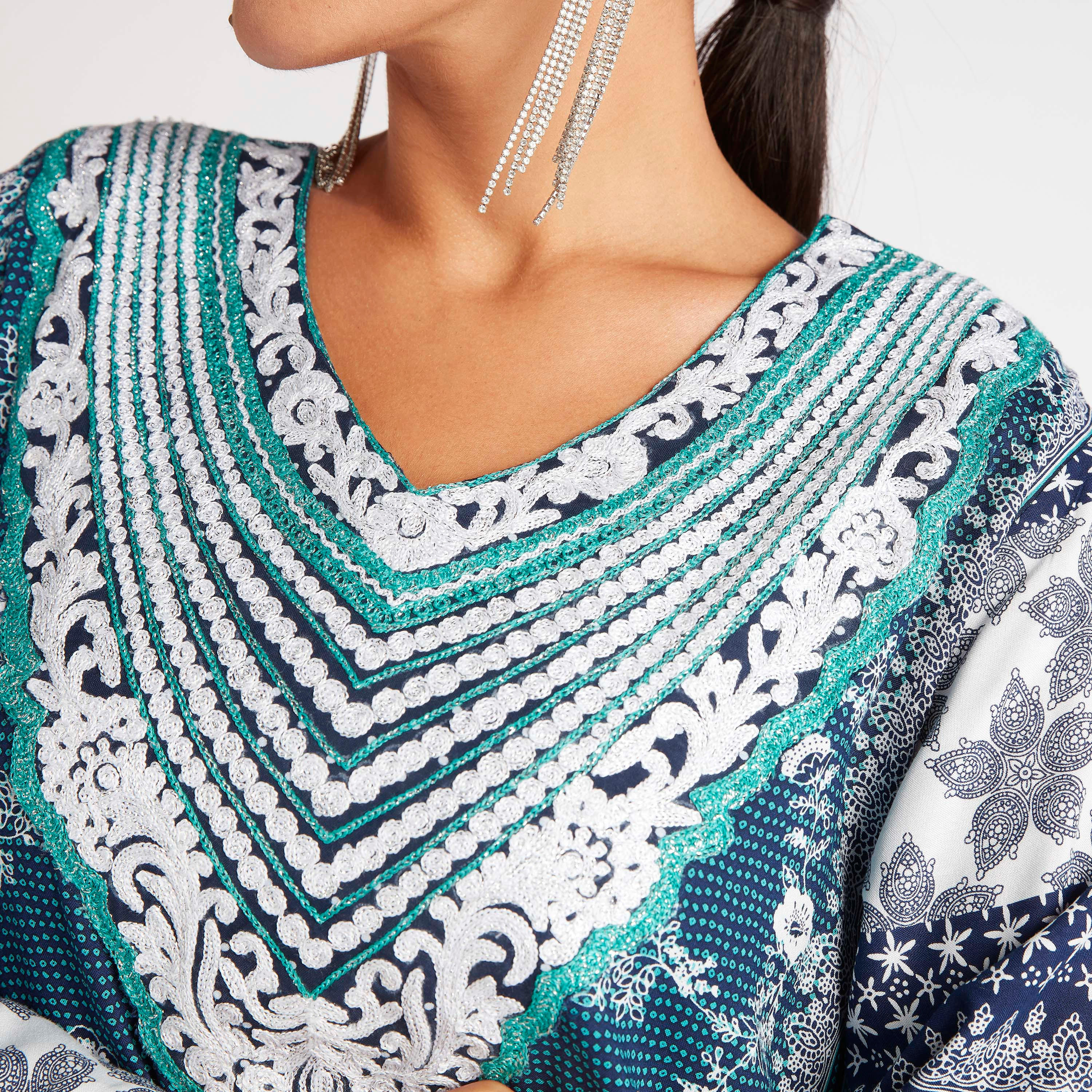 جلابية منقّطة بنقشة الزهور مع طية صدر مطرزة-women-arabicclothing-abayas-image-5