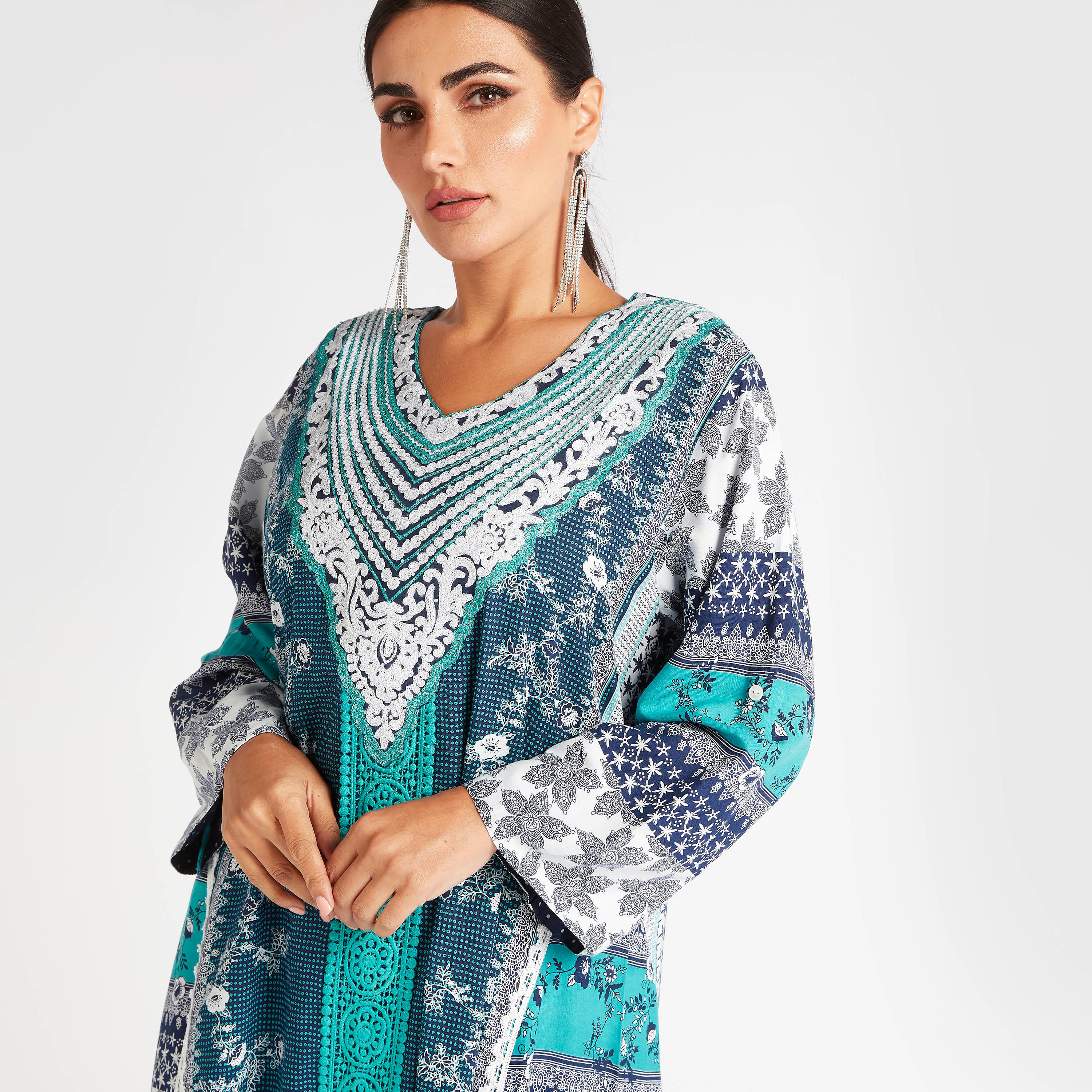 جلابية منقّطة بنقشة الزهور مع طية صدر مطرزة-women-arabicclothing-abayas-image-6