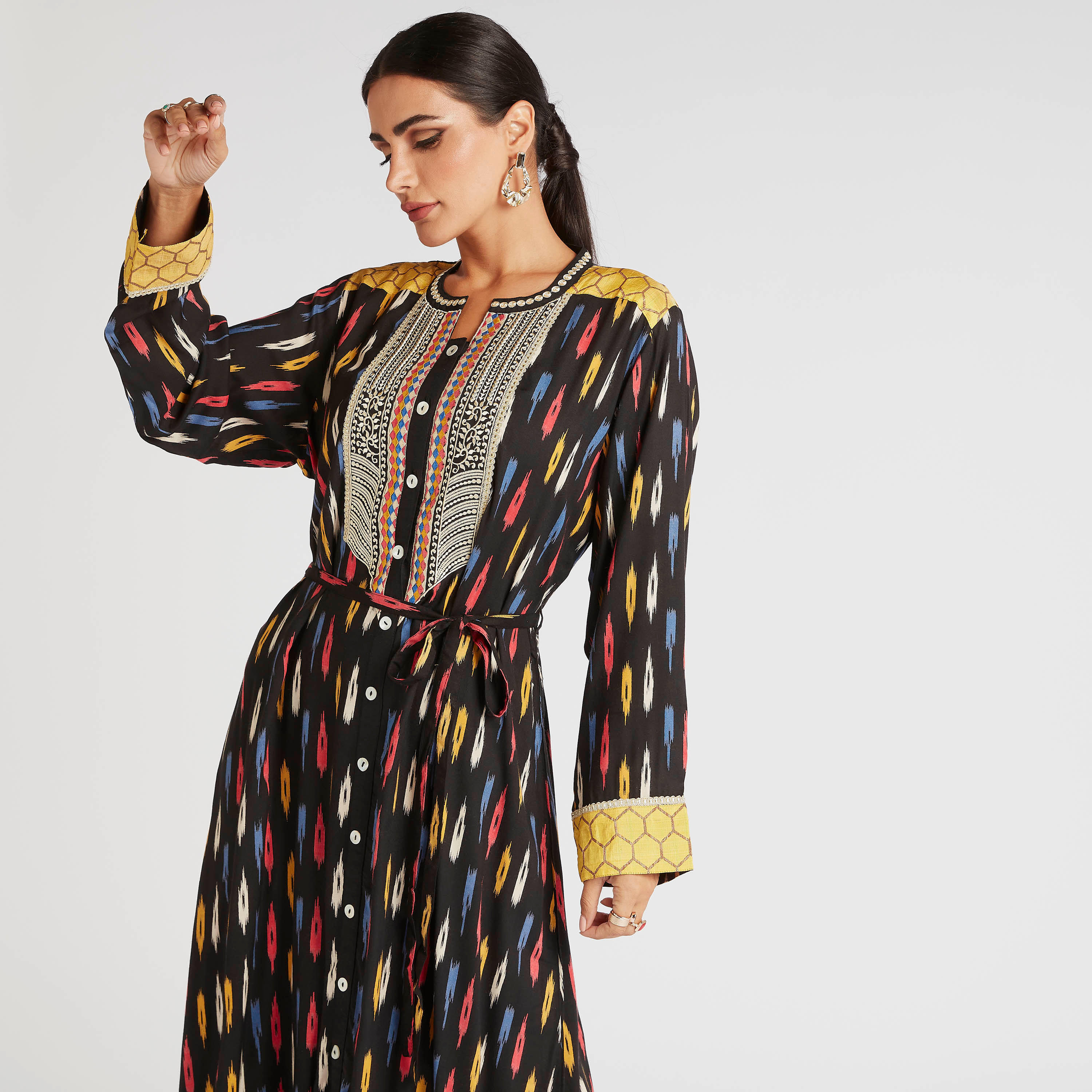 جلابية بطبعات وتفاصيل مطرزة-women-arabicclothing-abayas-image-3
