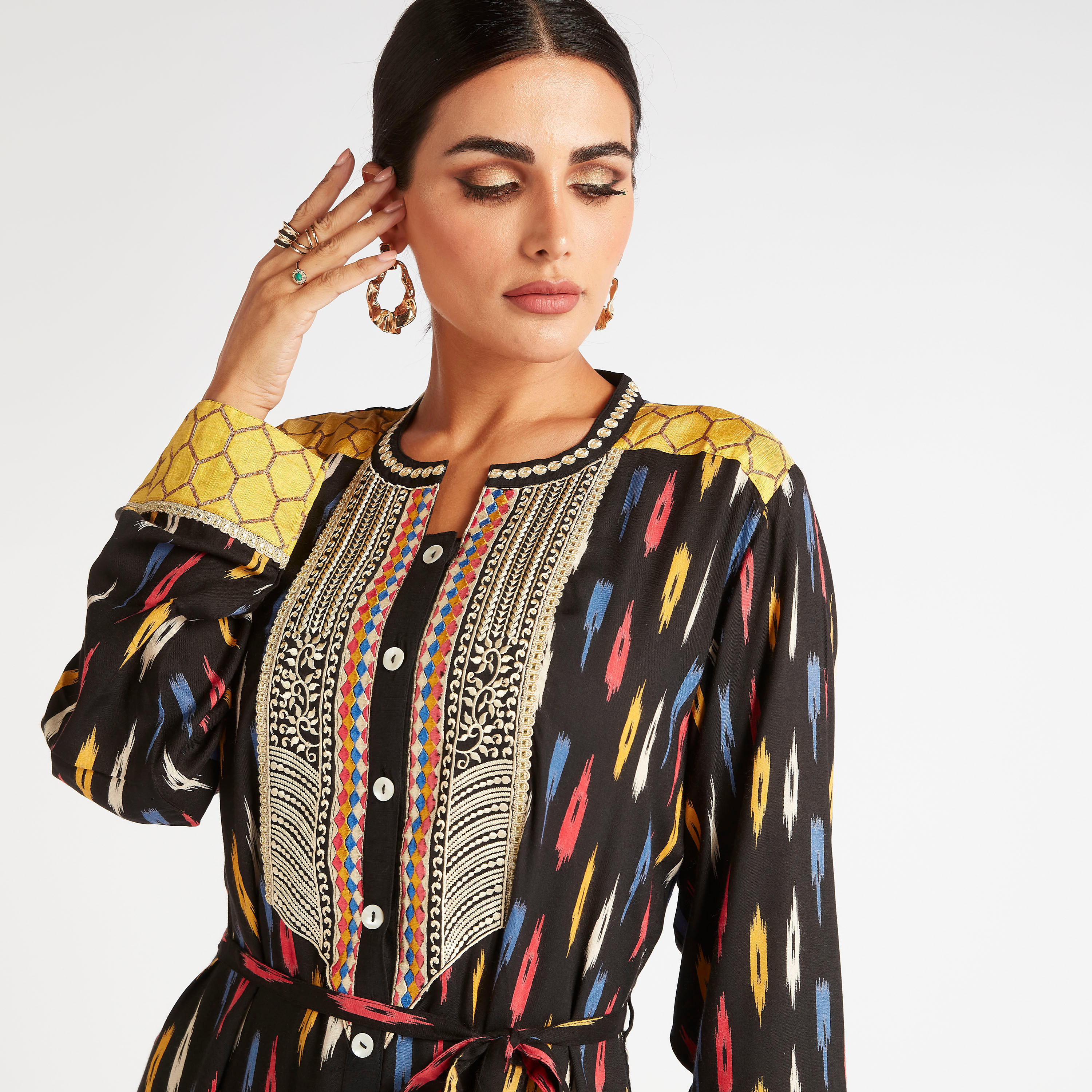 جلابية بطبعات وتفاصيل مطرزة-women-arabicclothing-abayas-image-5