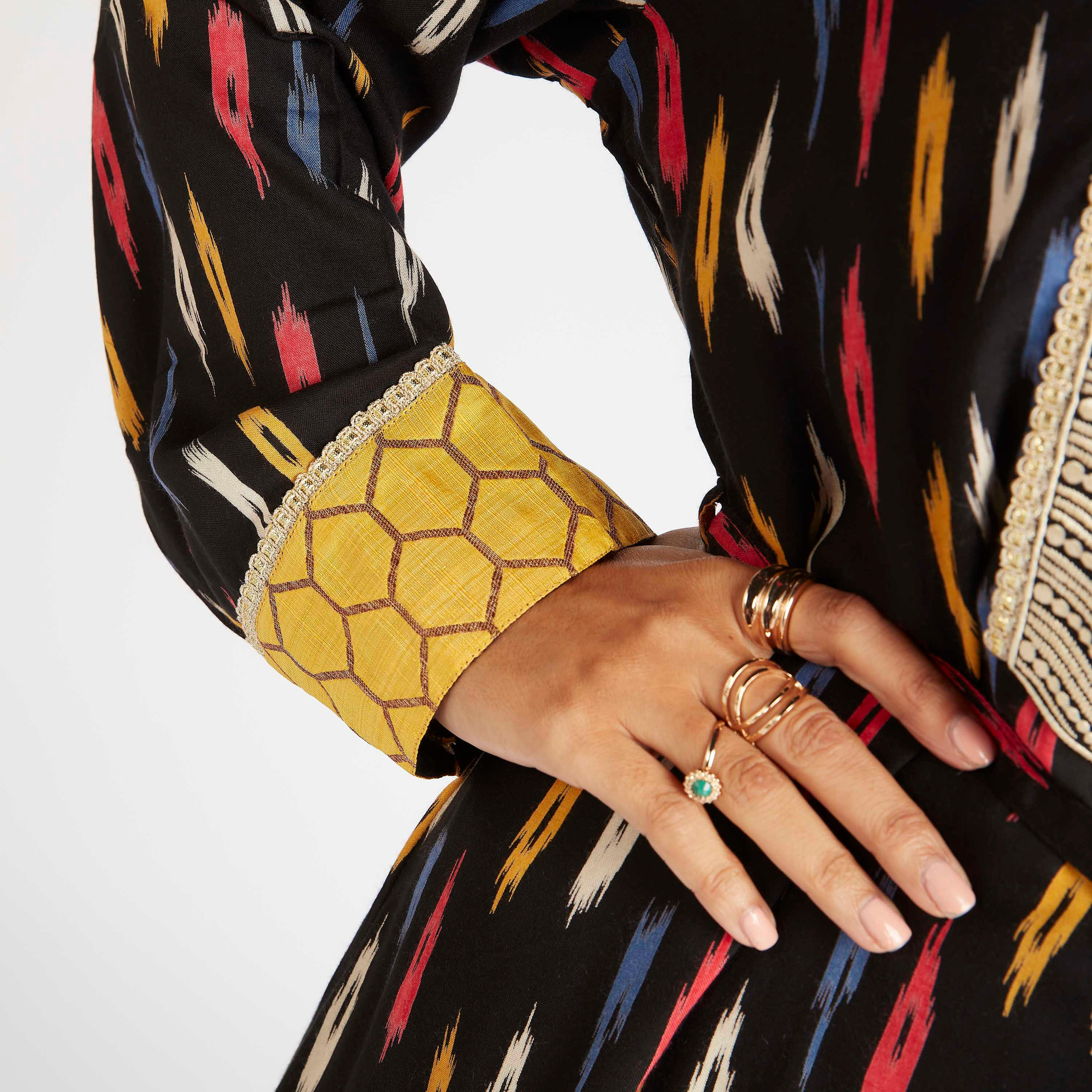 جلابية بطبعات وتفاصيل مطرزة-women-arabicclothing-abayas-image-8