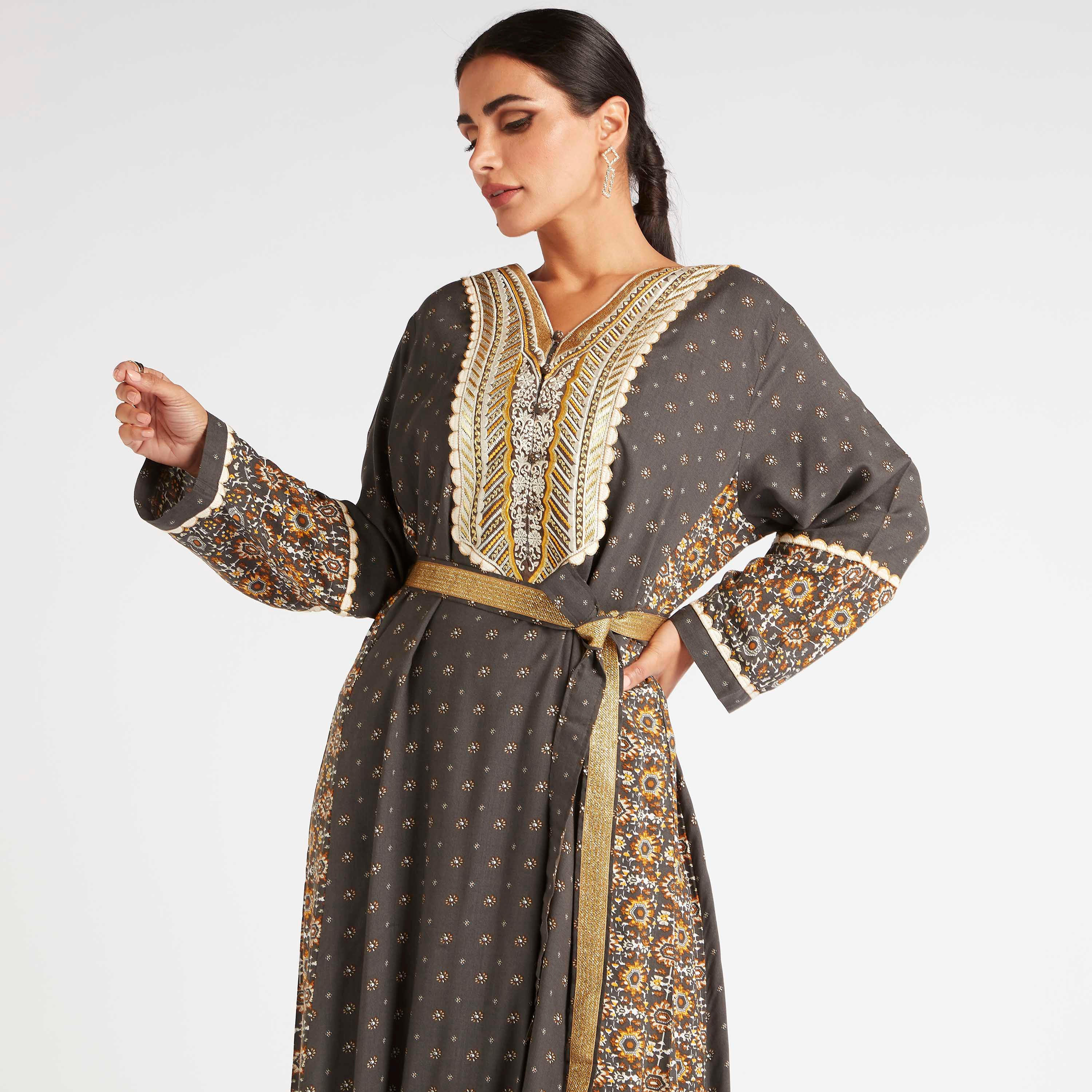 جلابية مطرزة إيه لاين بحزام ونقشة أزهار من عبايات-women-arabicclothing-abayas-image-2