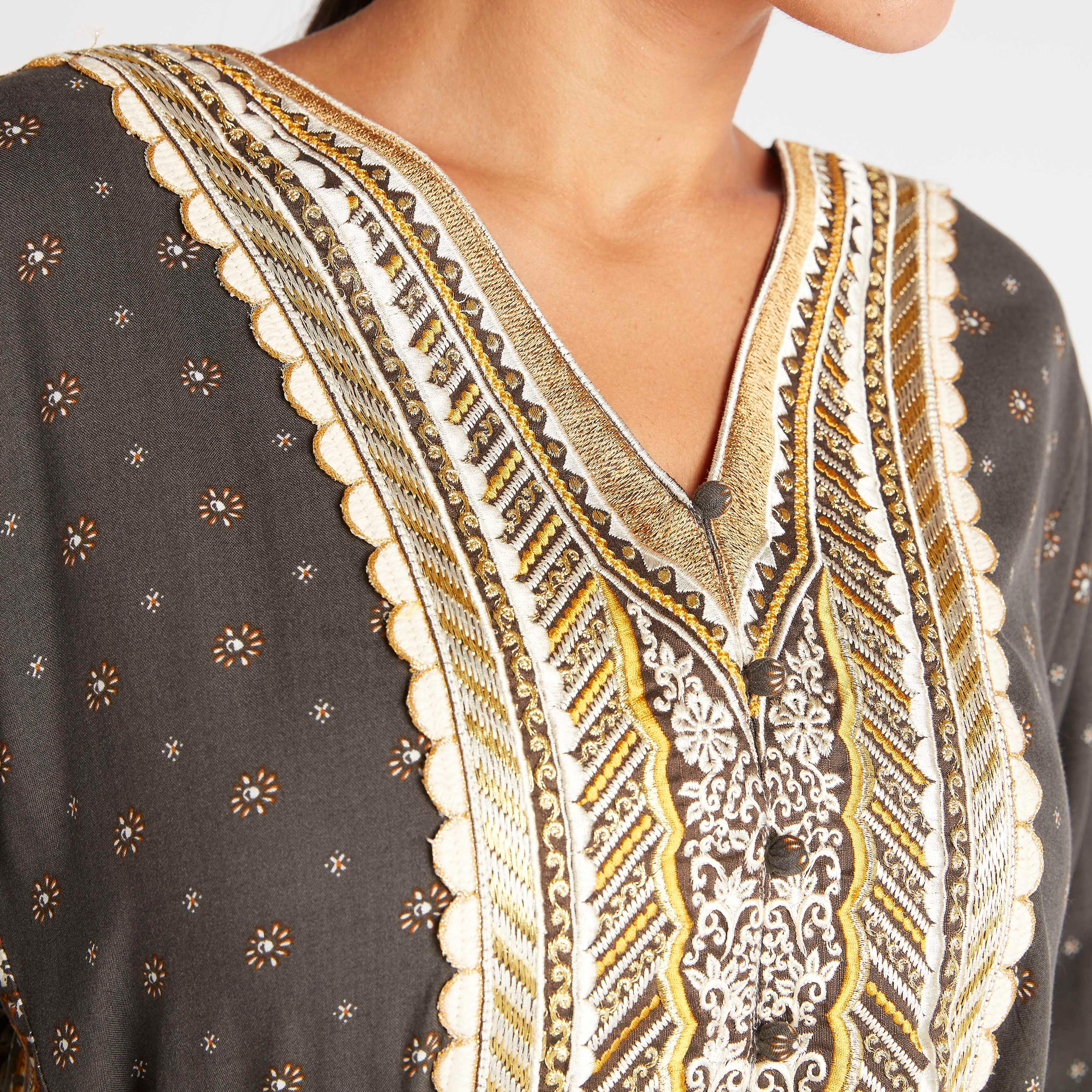 جلابية مطرزة إيه لاين بحزام ونقشة أزهار من عبايات-women-arabicclothing-abayas-image-4