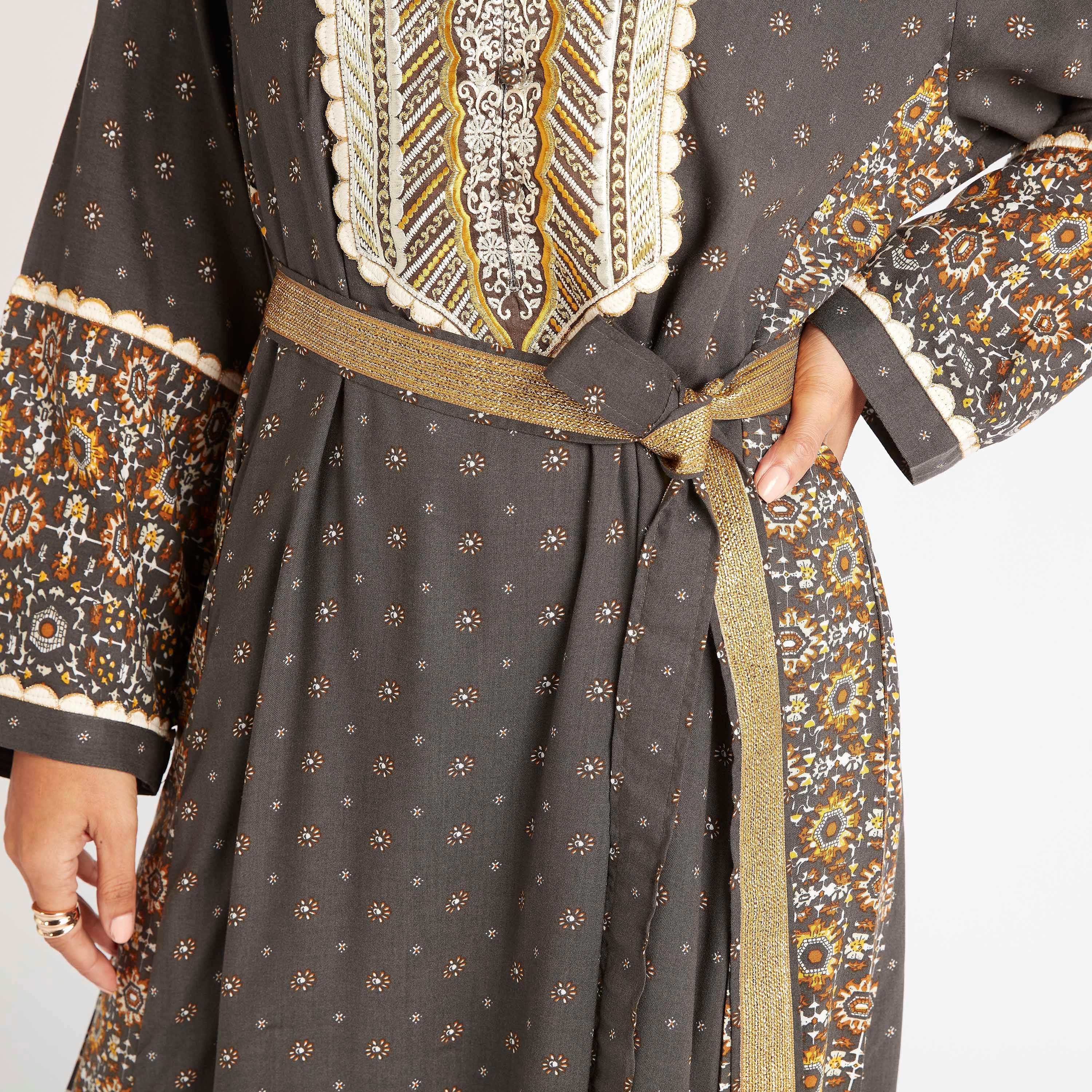 جلابية مطرزة إيه لاين بحزام ونقشة أزهار من عبايات-women-arabicclothing-abayas-image-5