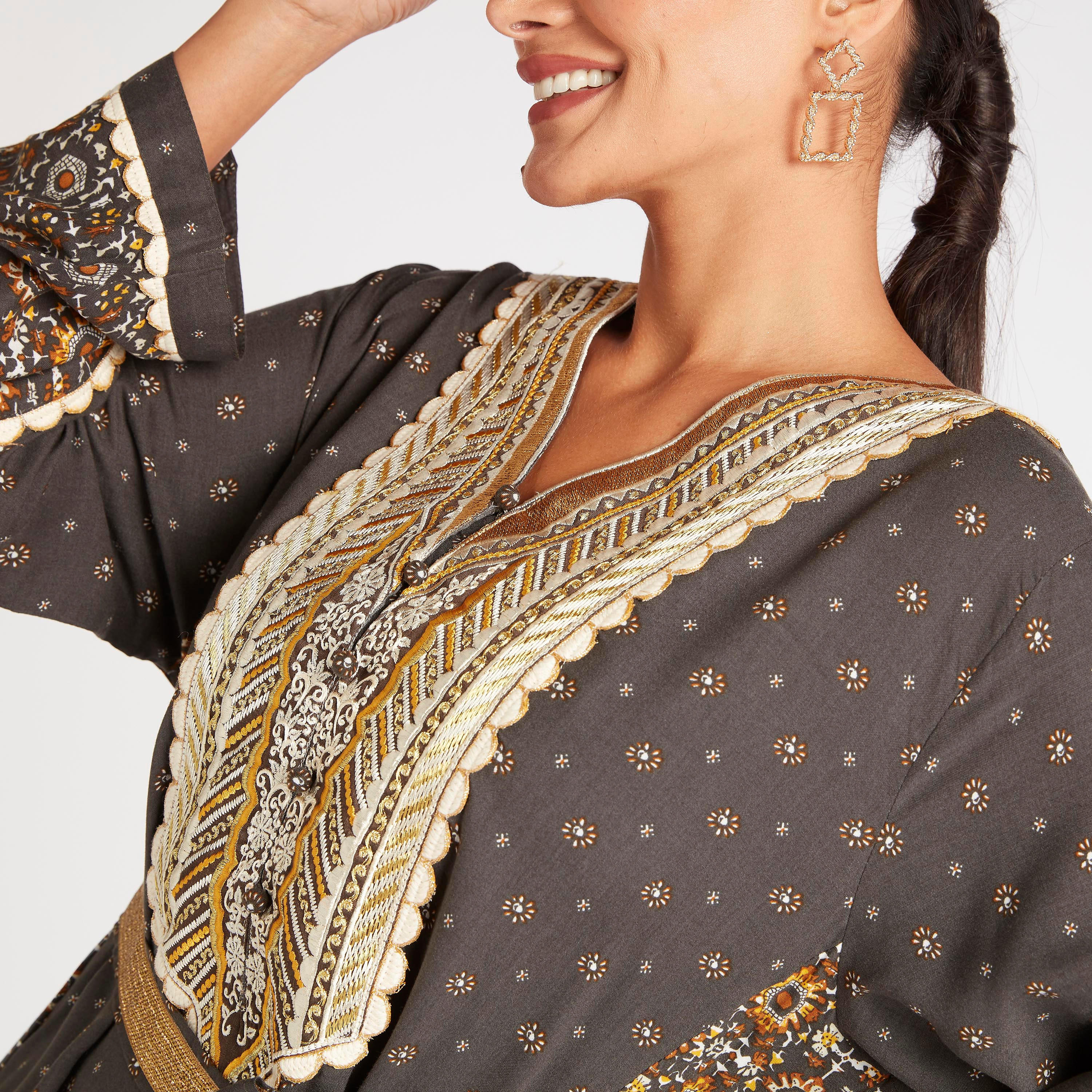 جلابية مطرزة إيه لاين بحزام ونقشة أزهار من عبايات-women-arabicclothing-abayas-image-6