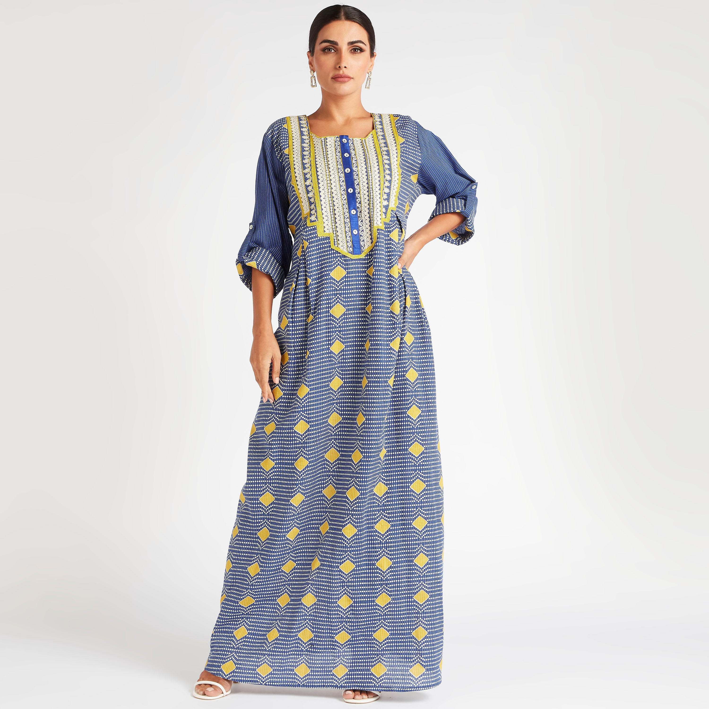 جلابية منقطّة ومطرزة بطبعات ألماس-women-arabicclothing-abayas-image-1