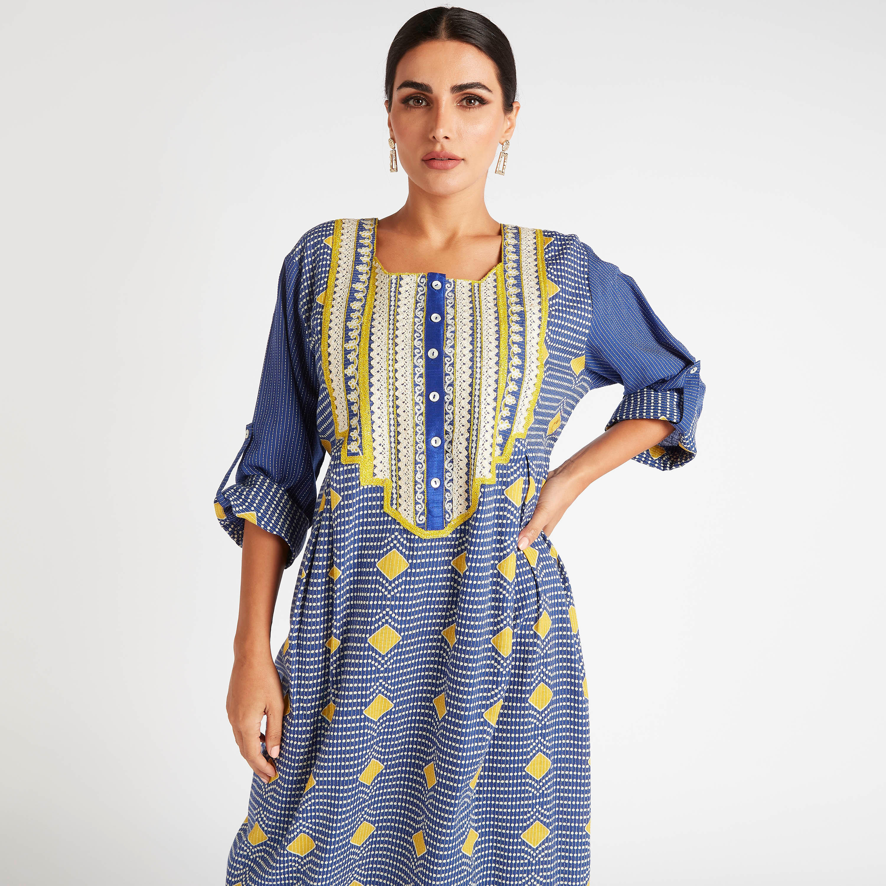 جلابية منقطّة ومطرزة بطبعات ألماس-women-arabicclothing-abayas-image-2