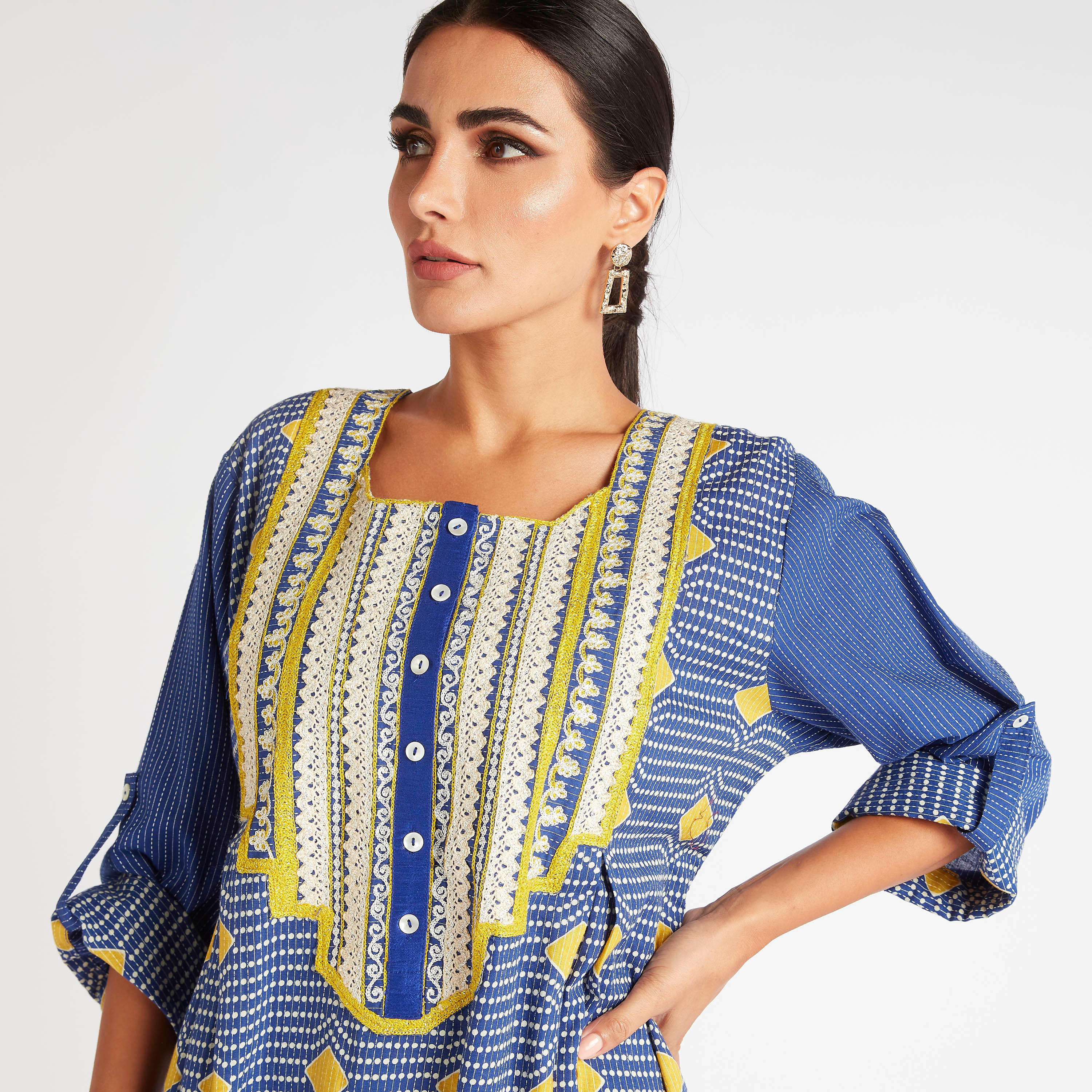 جلابية منقطّة ومطرزة بطبعات ألماس-women-arabicclothing-abayas-image-3