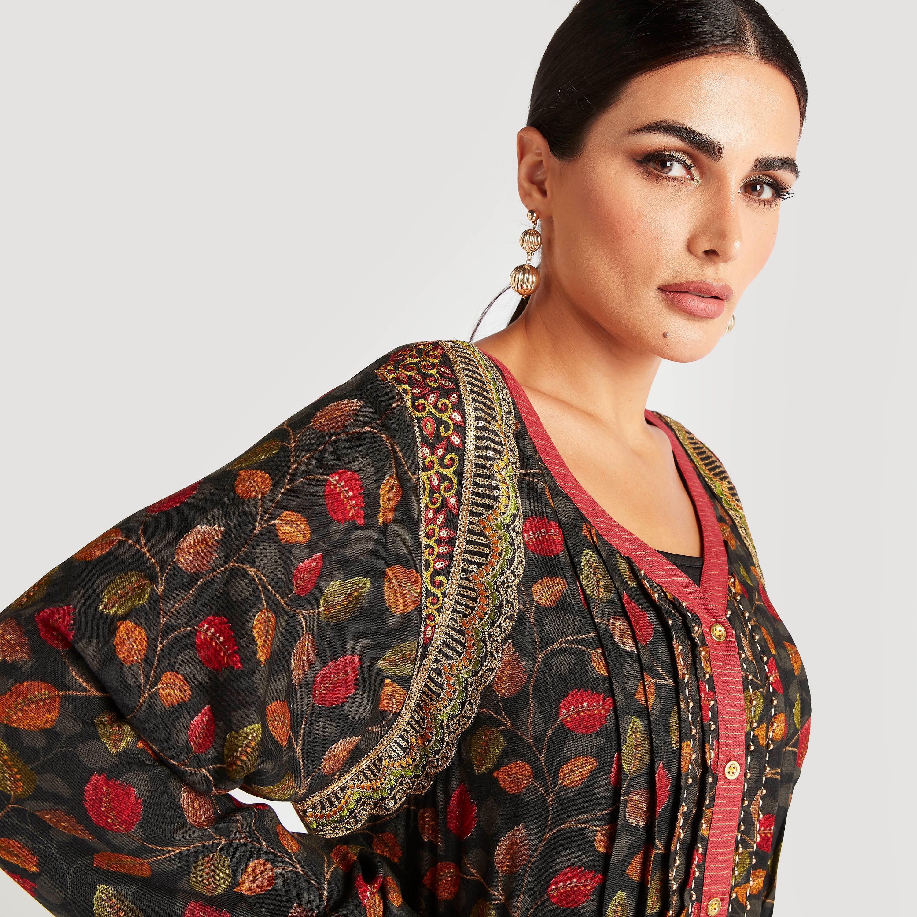 جلابية بتفاصيل مطرزة من عبايات-women-arabicclothing-abayas-image-3