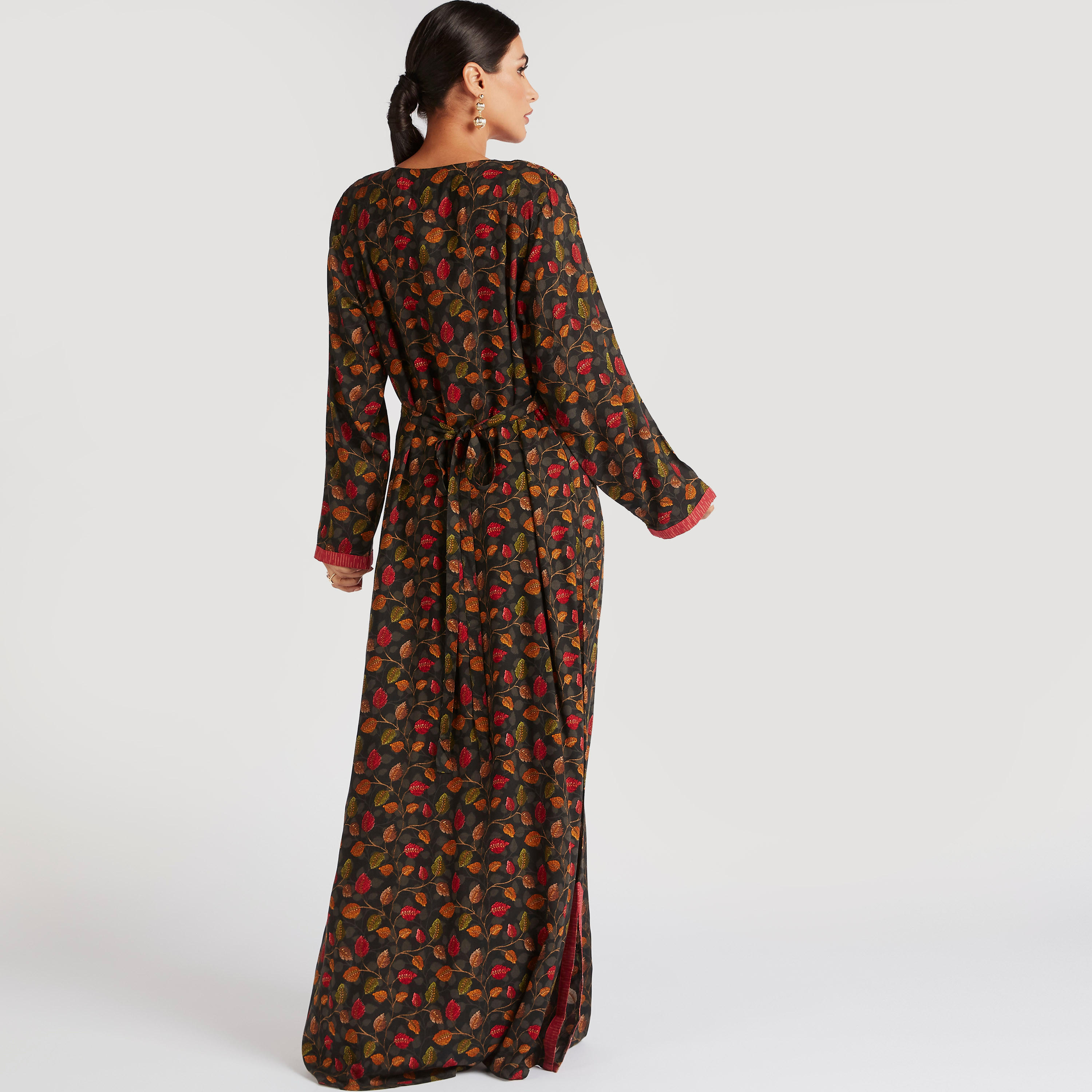 جلابية بتفاصيل مطرزة من عبايات-women-arabicclothing-abayas-image-4