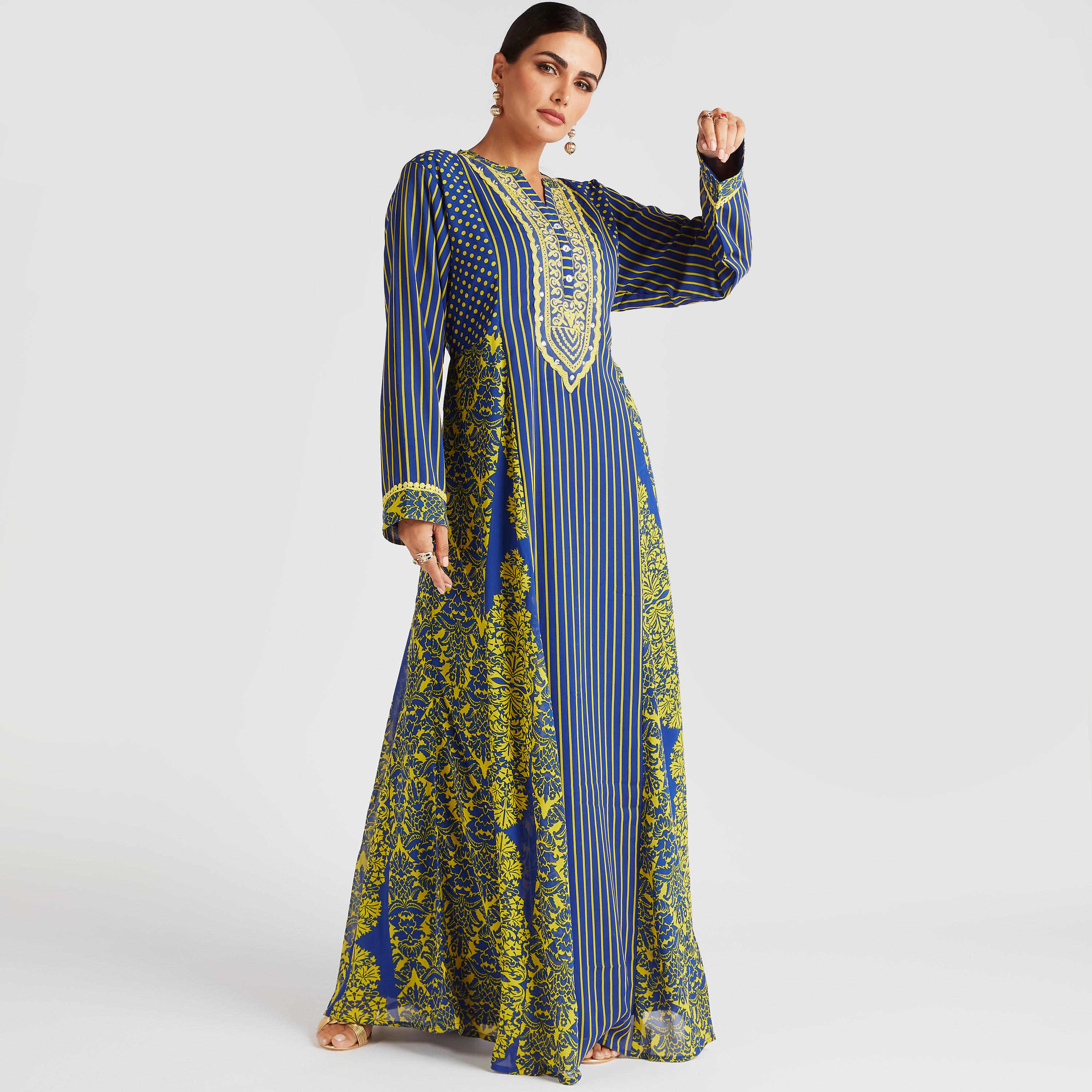 جلابية مخطّطة طويلة بطبعات وياقة مطرزة-women-arabicclothing-abayas-image-1